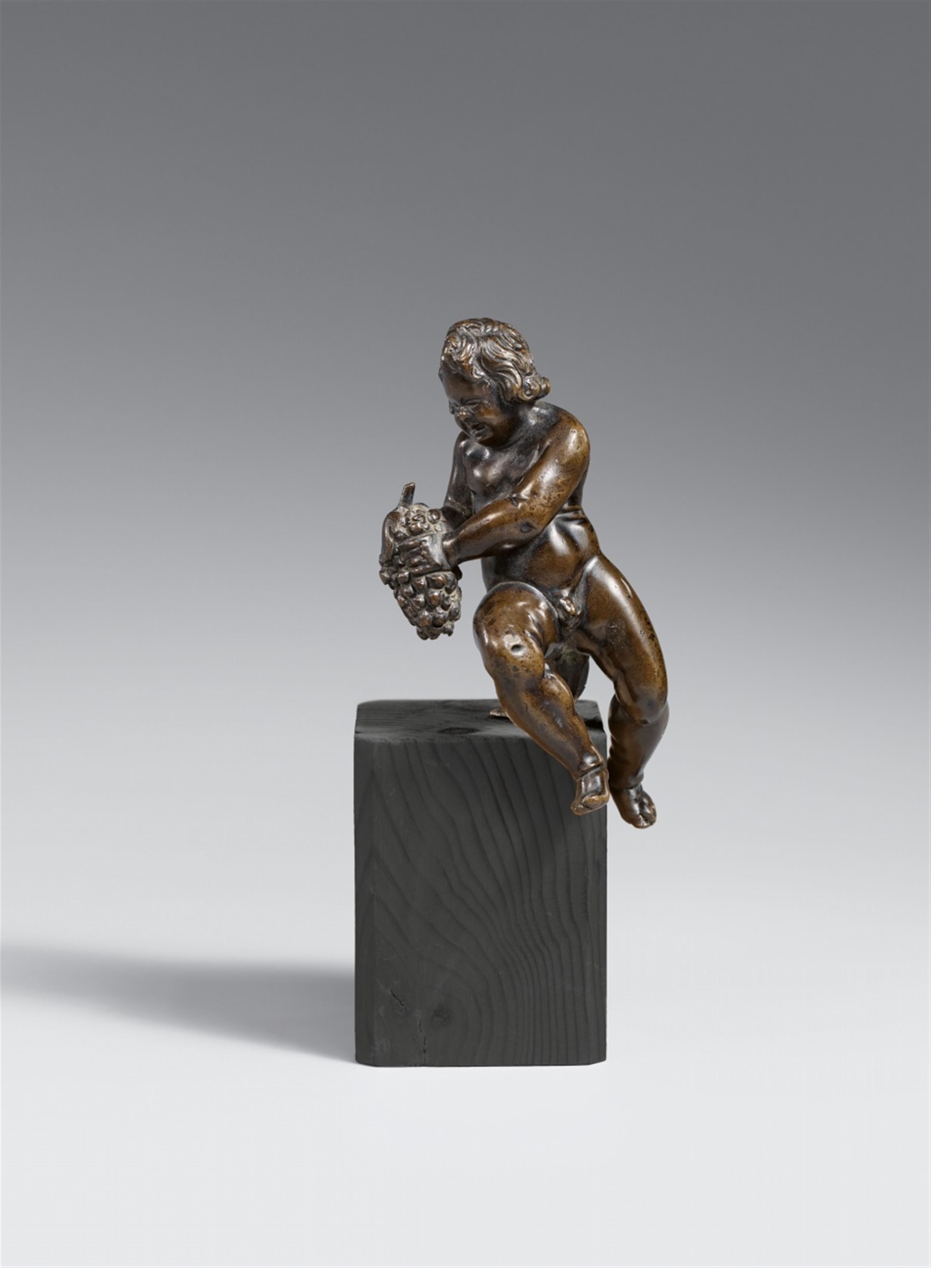 Flemish 17th century - A 17th century Flemish cast bronze figure of a youth with a bunch of grapes - image-1