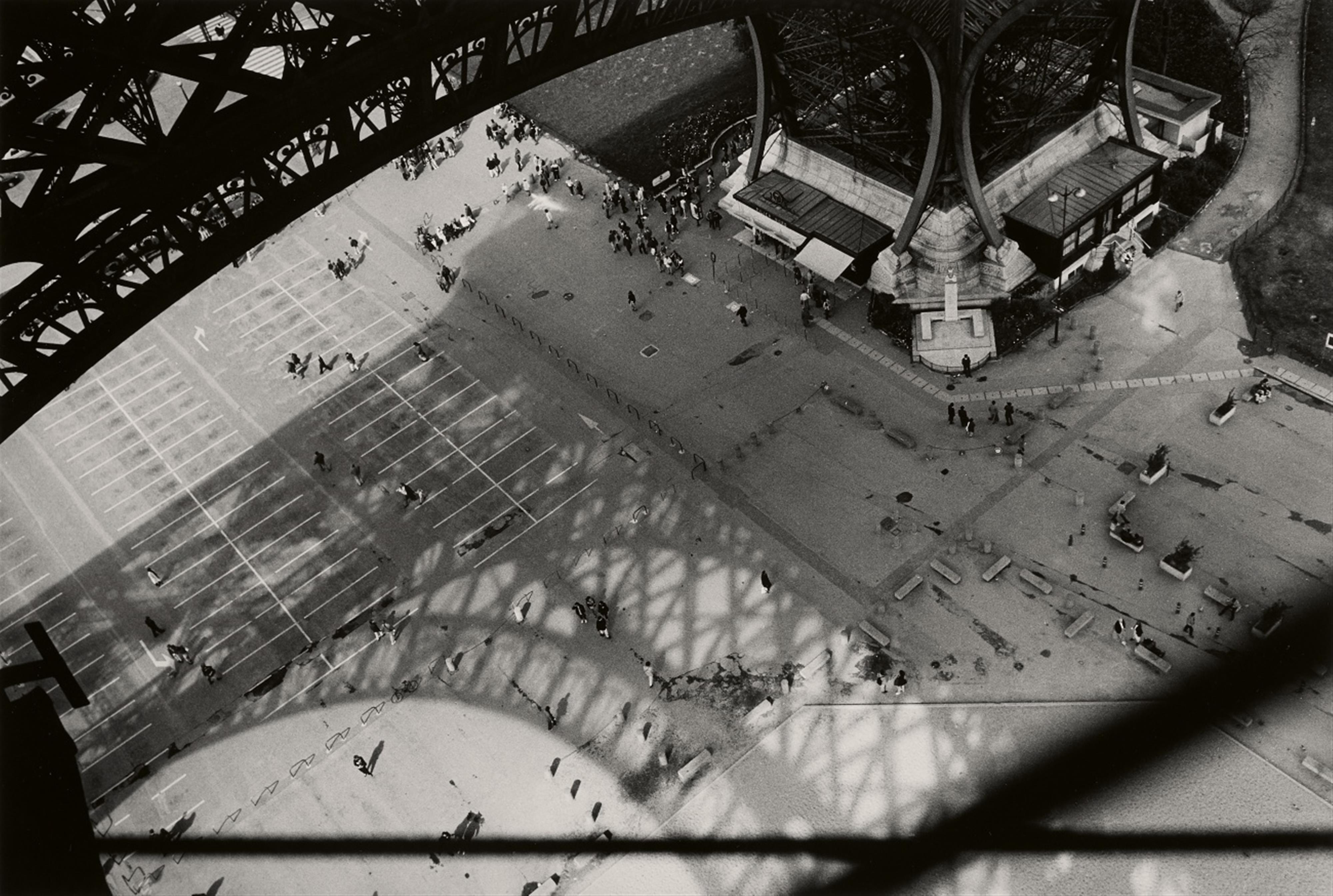 Abe Frajndlich - Eiffel tower, shadow - image-1