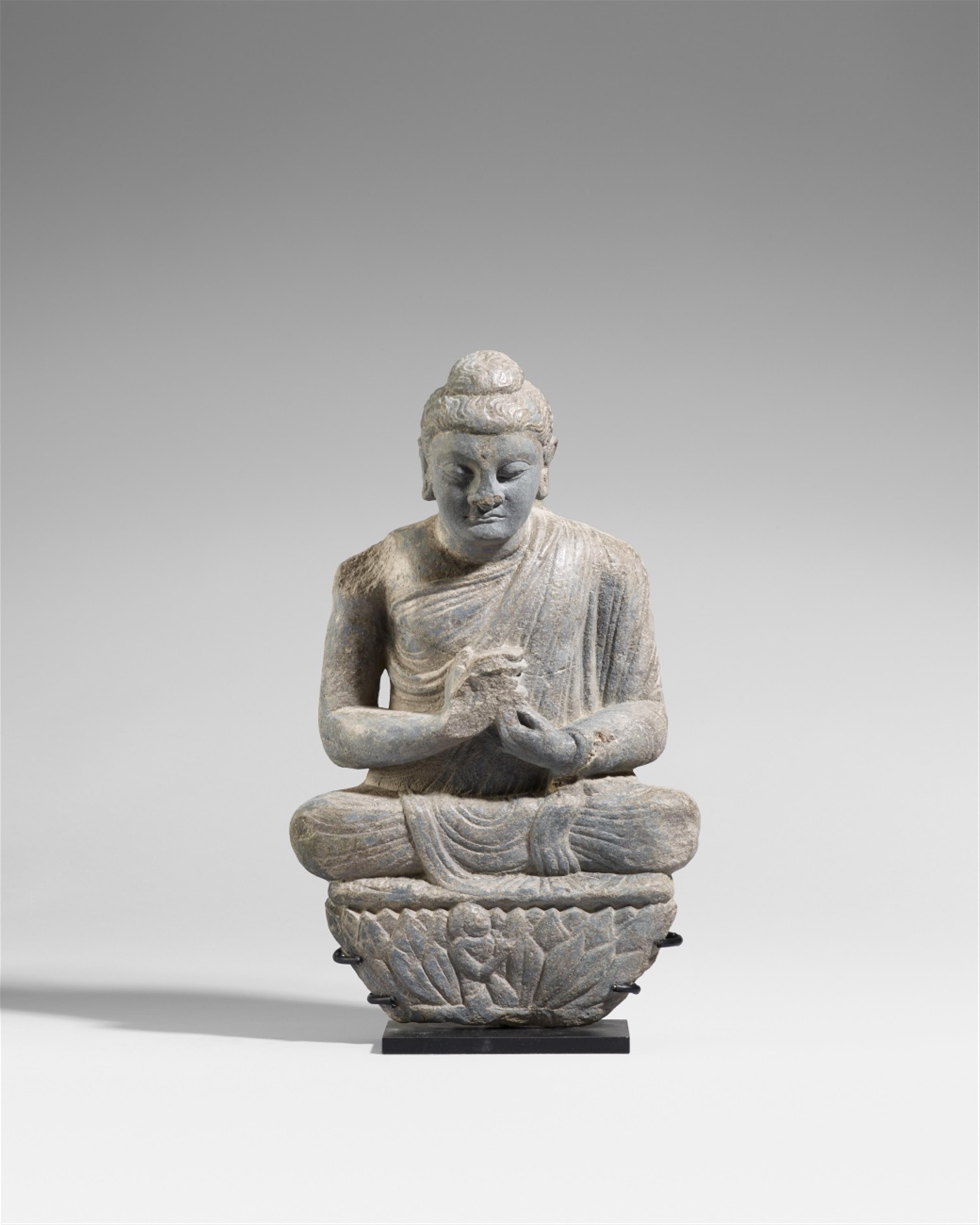 Figur eines Buddha. Grauer Schist. Pakistan, Gandhara. 3. Jh. - image-1