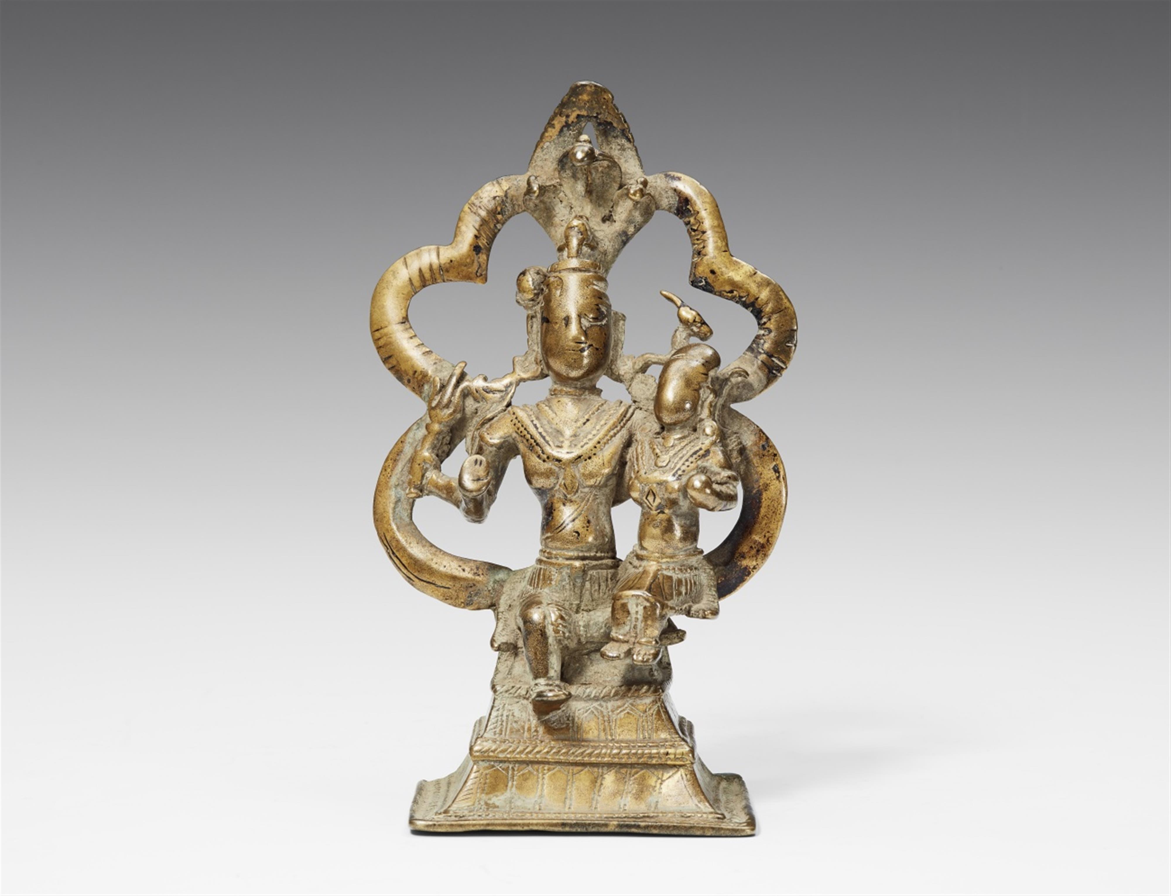 Shiva und Parvati. Messingfarbene Bronze. Nordostindien. 14./16. Jh. - image-1