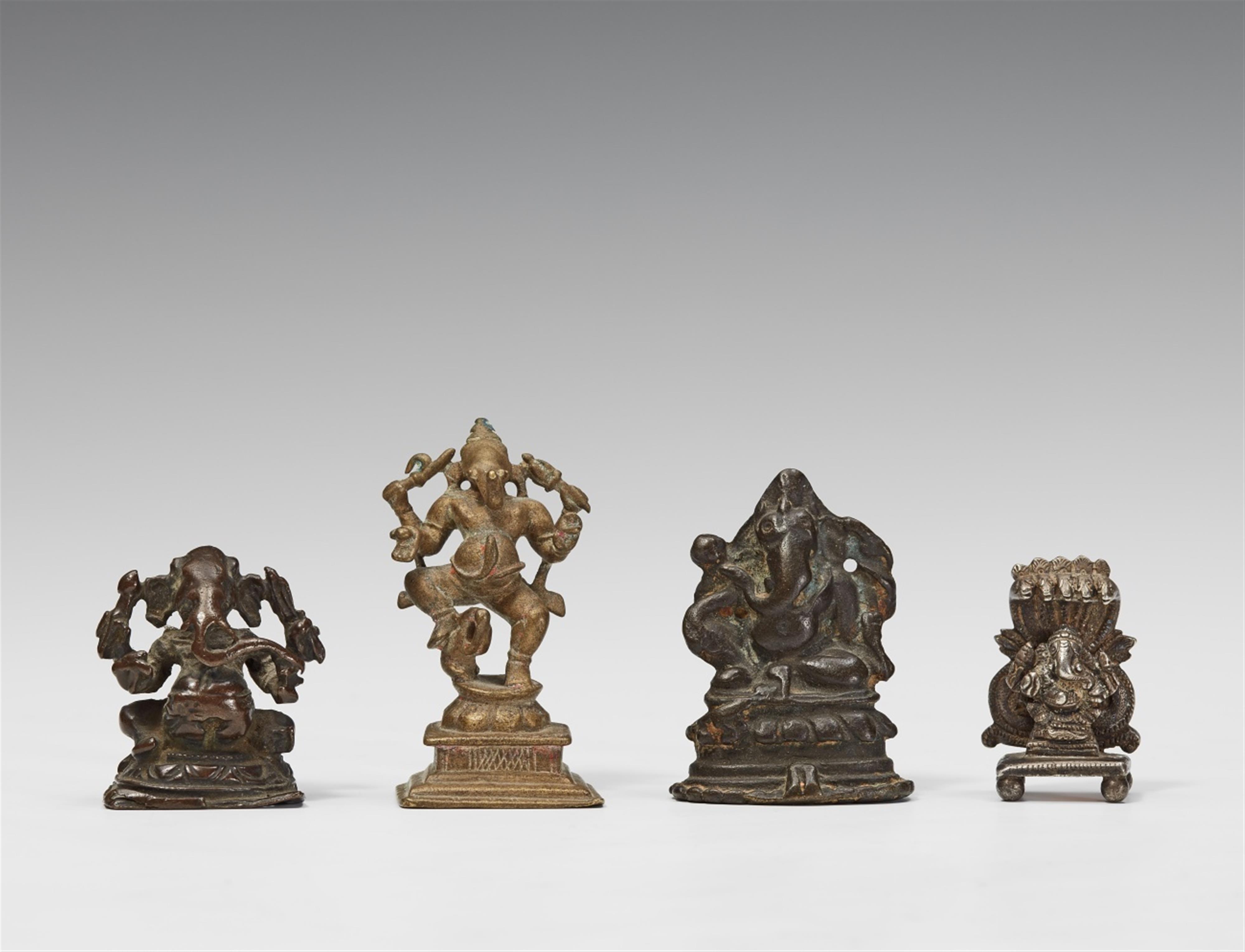 Vier Figuren des vierarmigen Ganesha. Bronze/Gelbmetall/Silber. Südindien. 17./20. Jh. - image-1