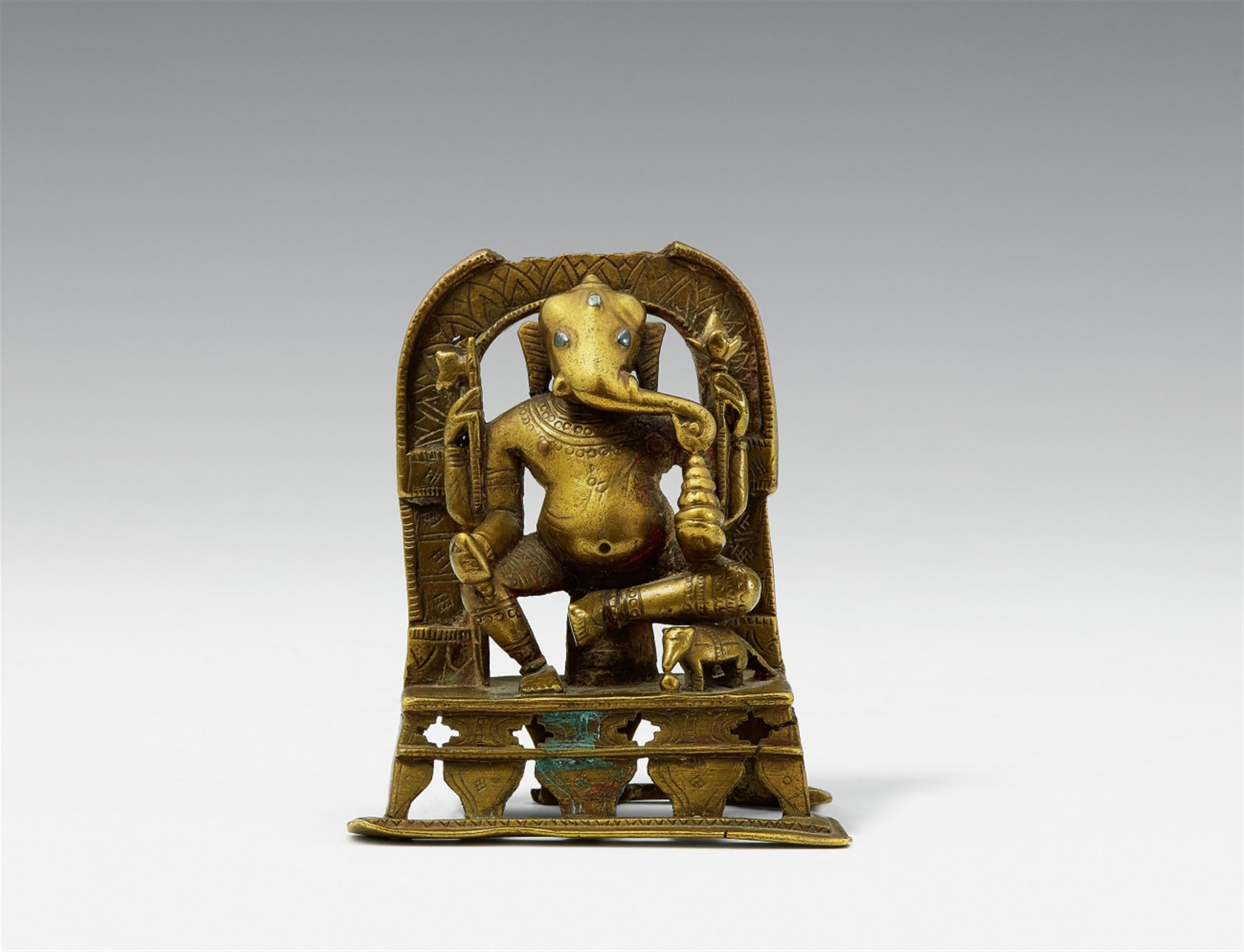 Jain-Altar des Ganesha. Messingfarbene Bronze mit Einlagen aus Silber. Westindien, Gujarat/Rajasthan. Datiert 1458 - image-1