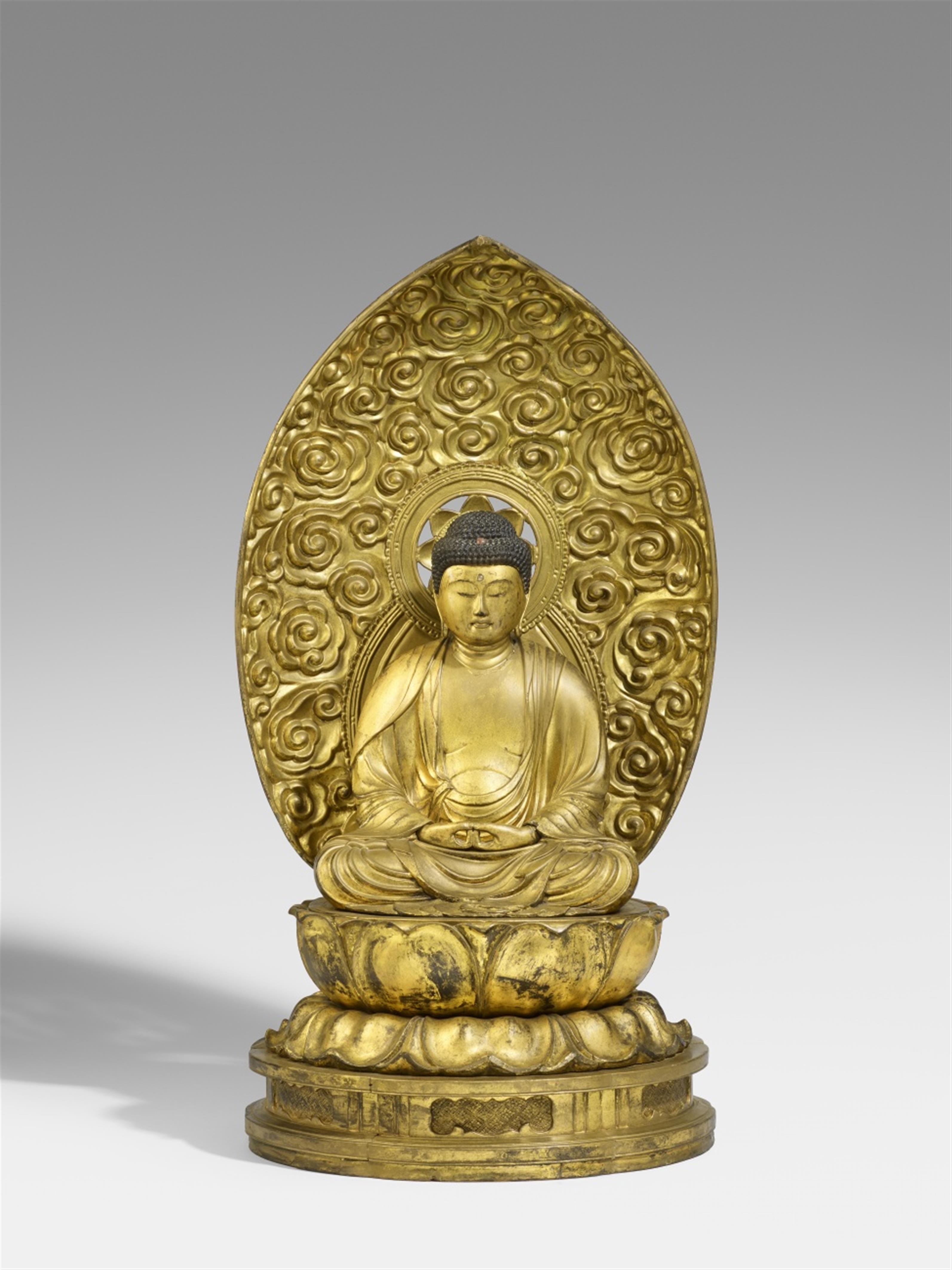 A large lacquered and gilded wood figure of Amida Nyorai. 18th century - image-1