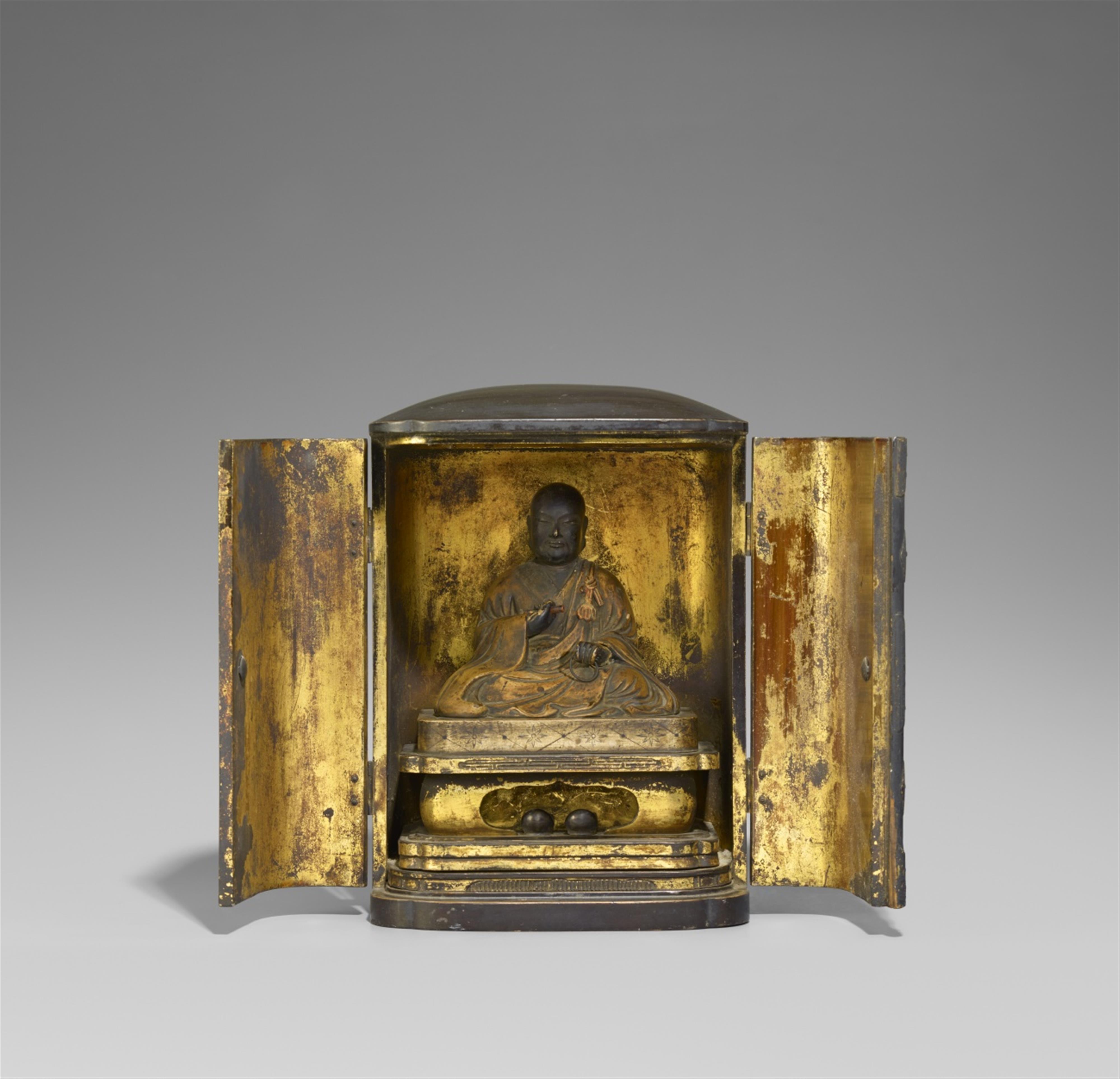 A lacquered wood zushi. 19th century - image-1