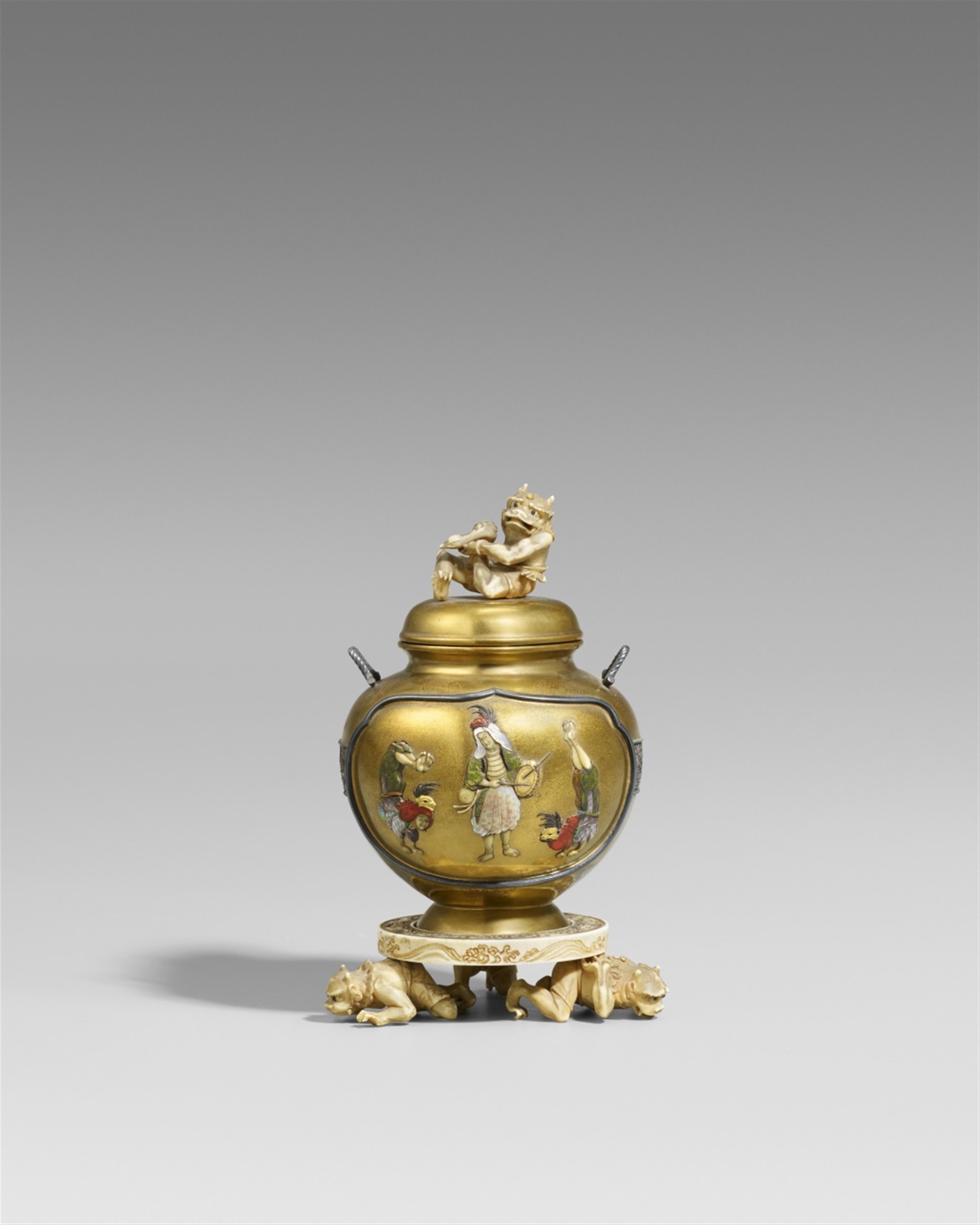 A small gold lacquer and Shibayama lidded jar. Late 19th century - image-1