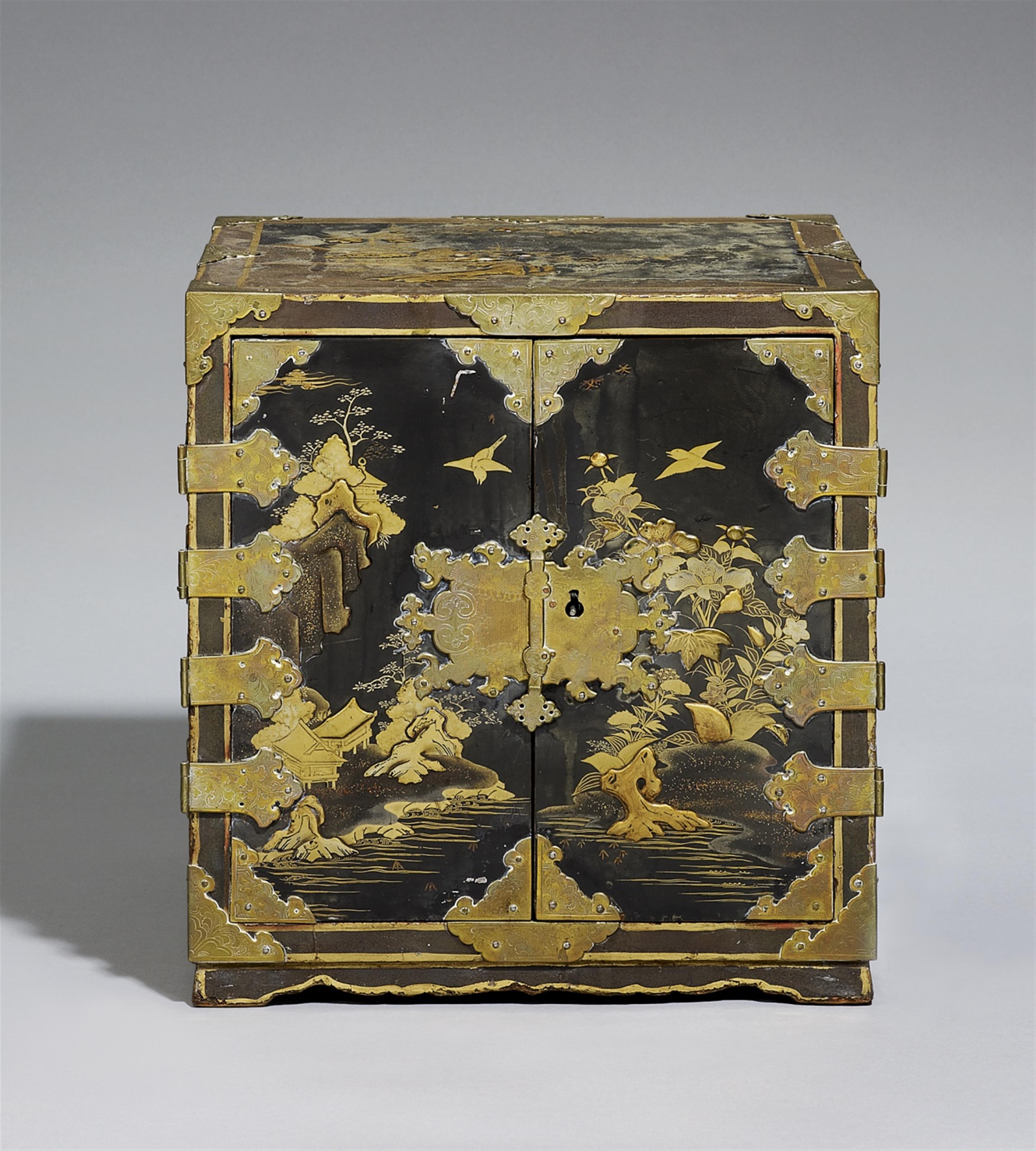 A lacquer cabinet. Late 17th century - image-2