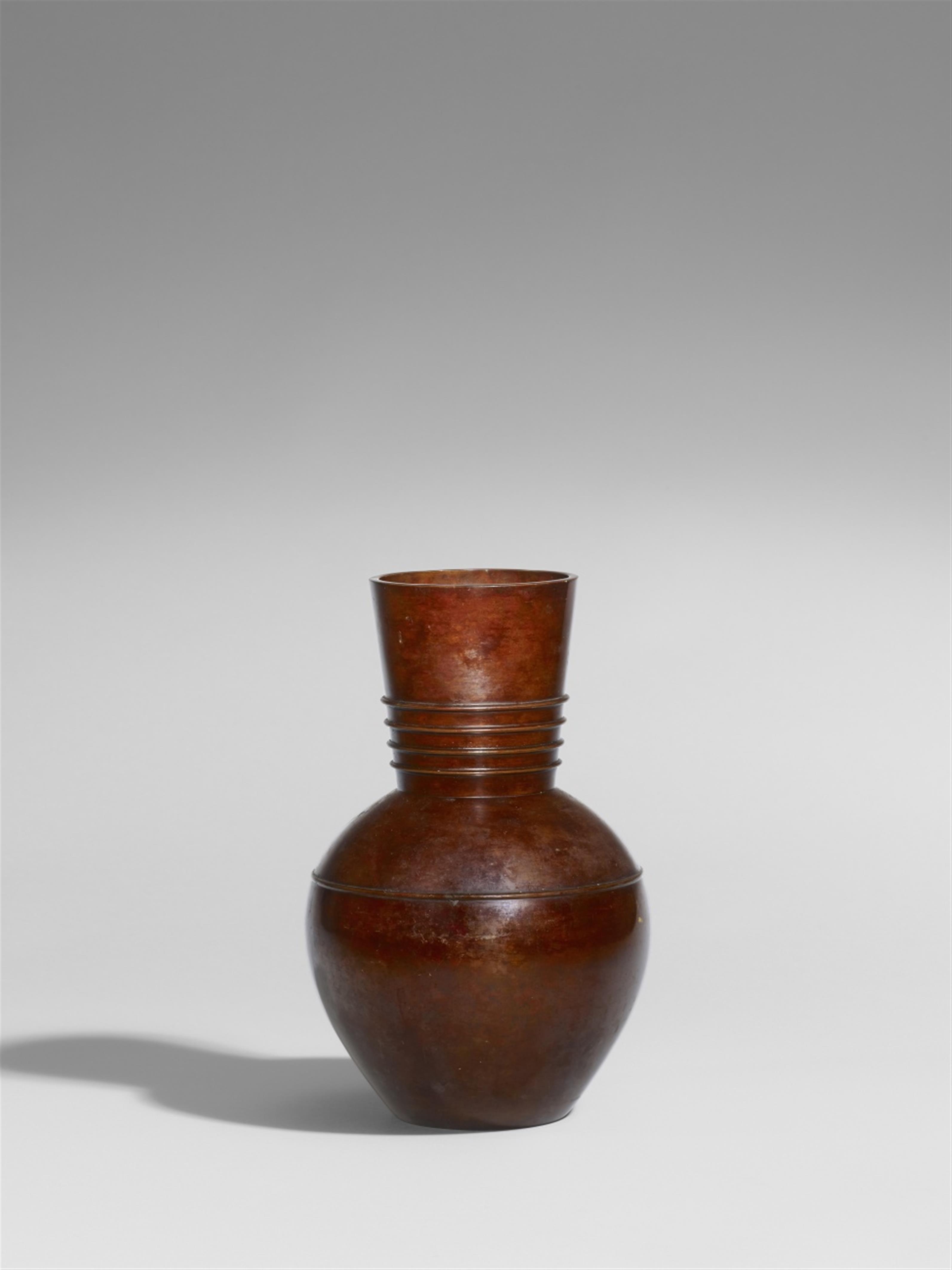 A bronze vase by Hiramatsu Kôshun. Mid-20th century - image-1