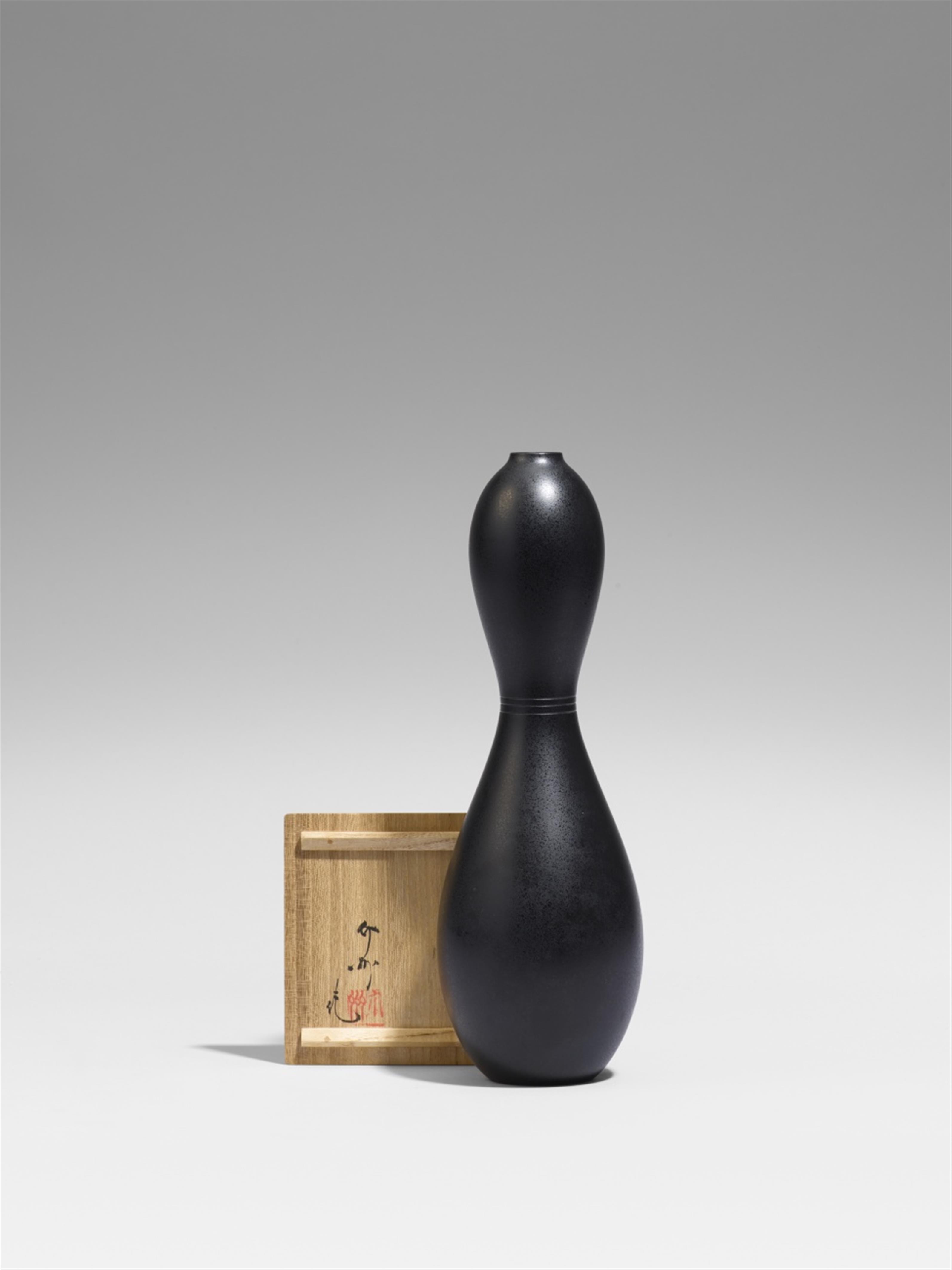 A slender bronze vase by Takahashi Kaishû (1905-2004). Around 1960-1970 - image-1