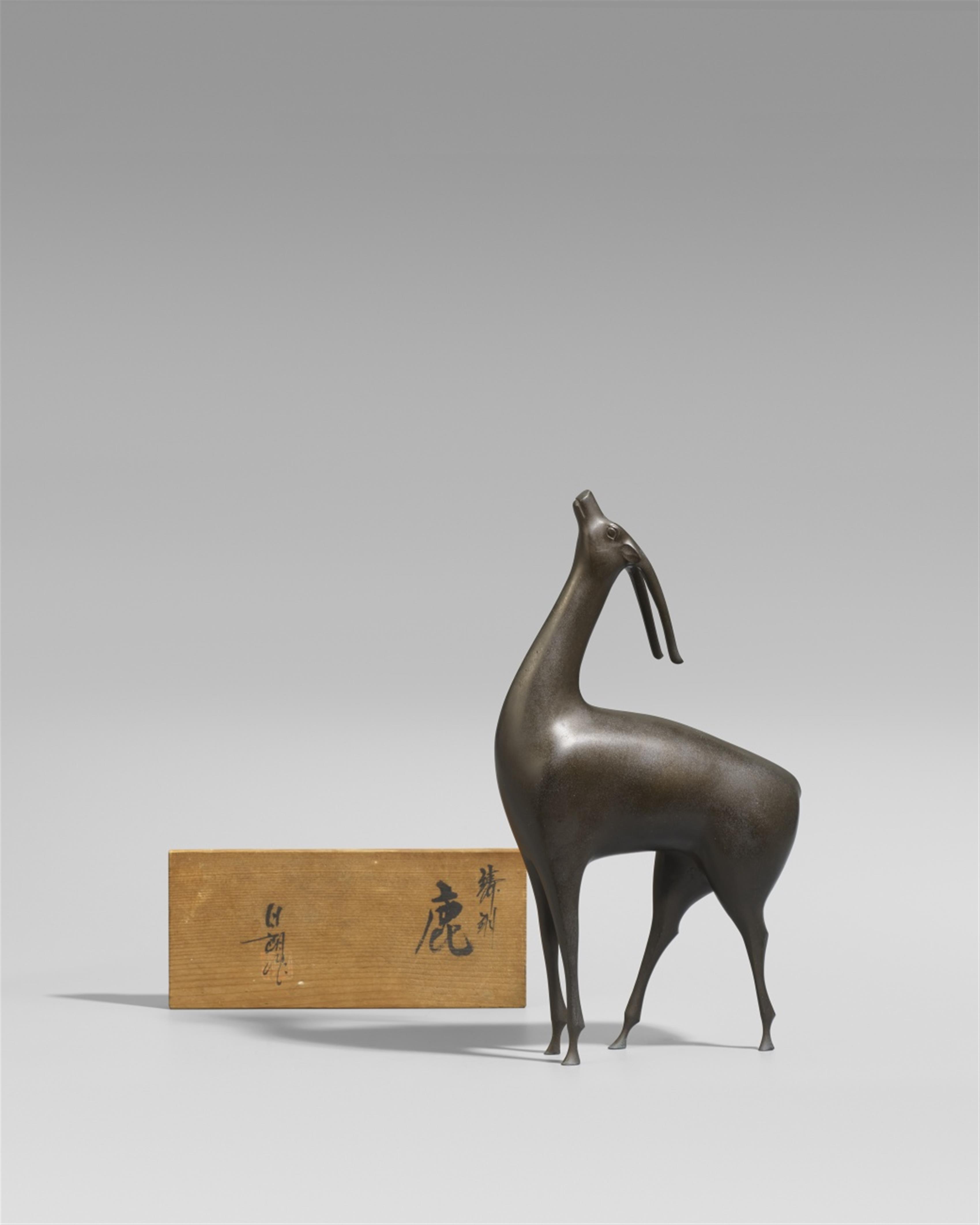 A bronze standing deer. Shôwa period - image-1