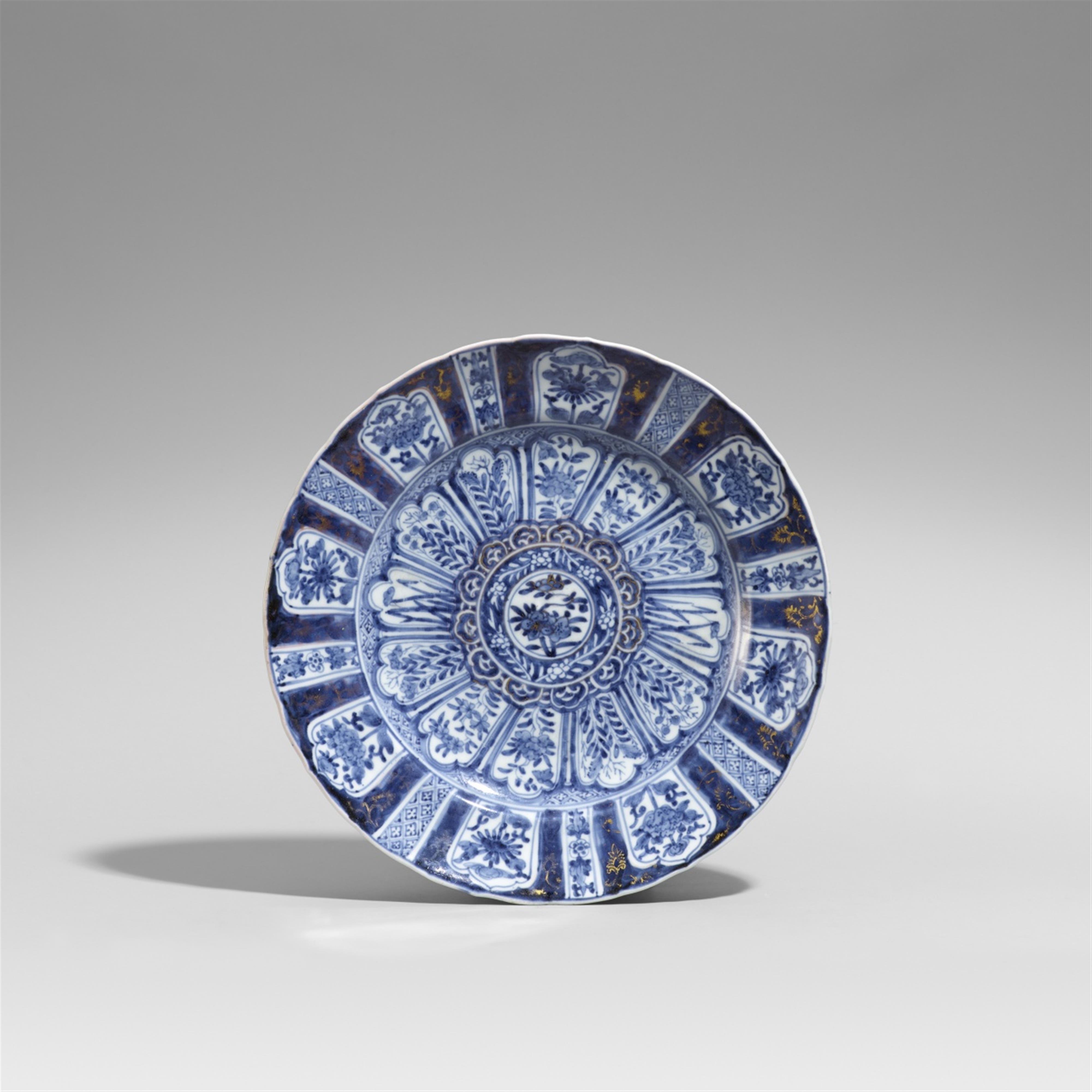 An Arita blue and white plate. 18th century - image-1