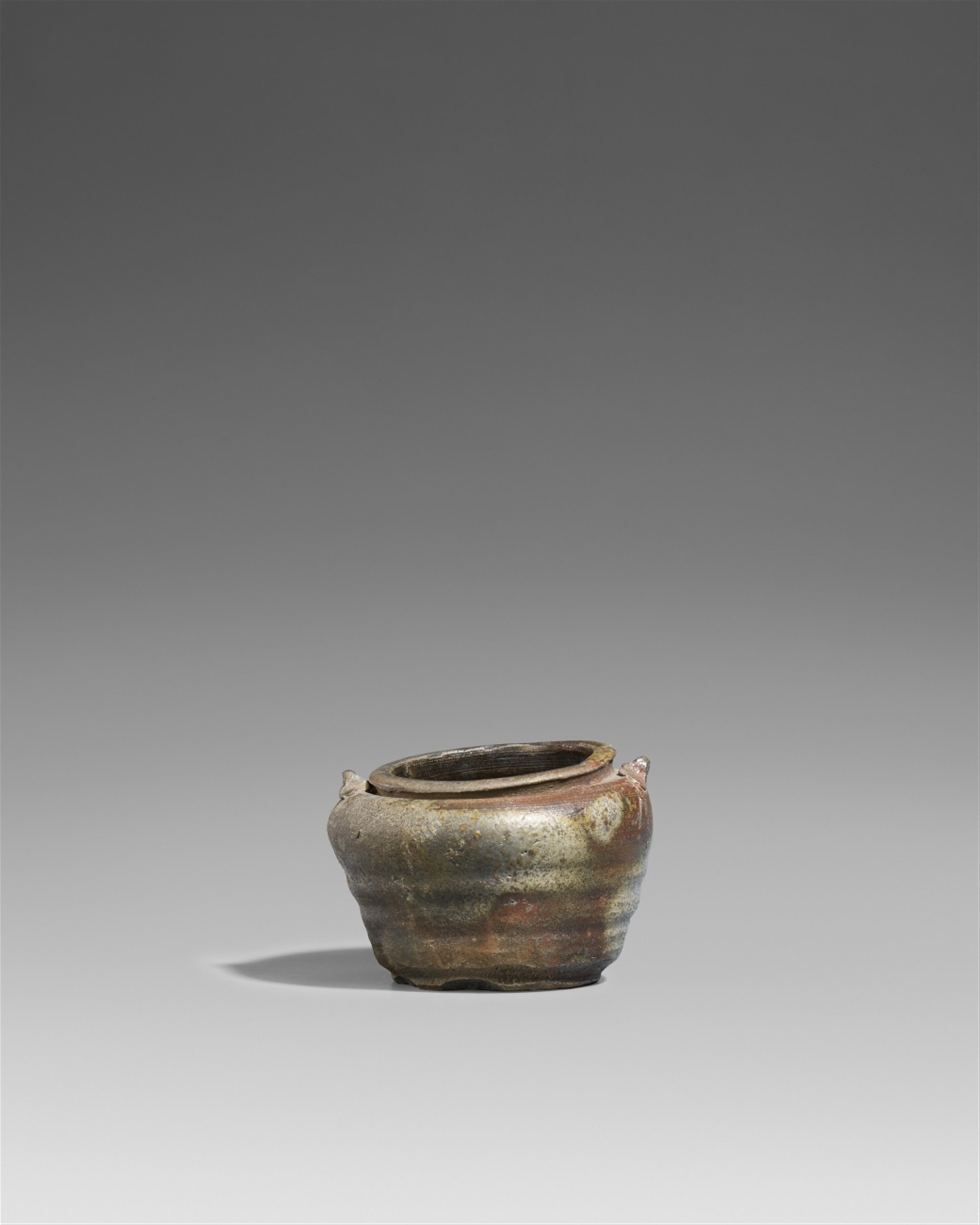 A small Bizen jar for used water (kensui). Momoyama period, 16th century - image-1