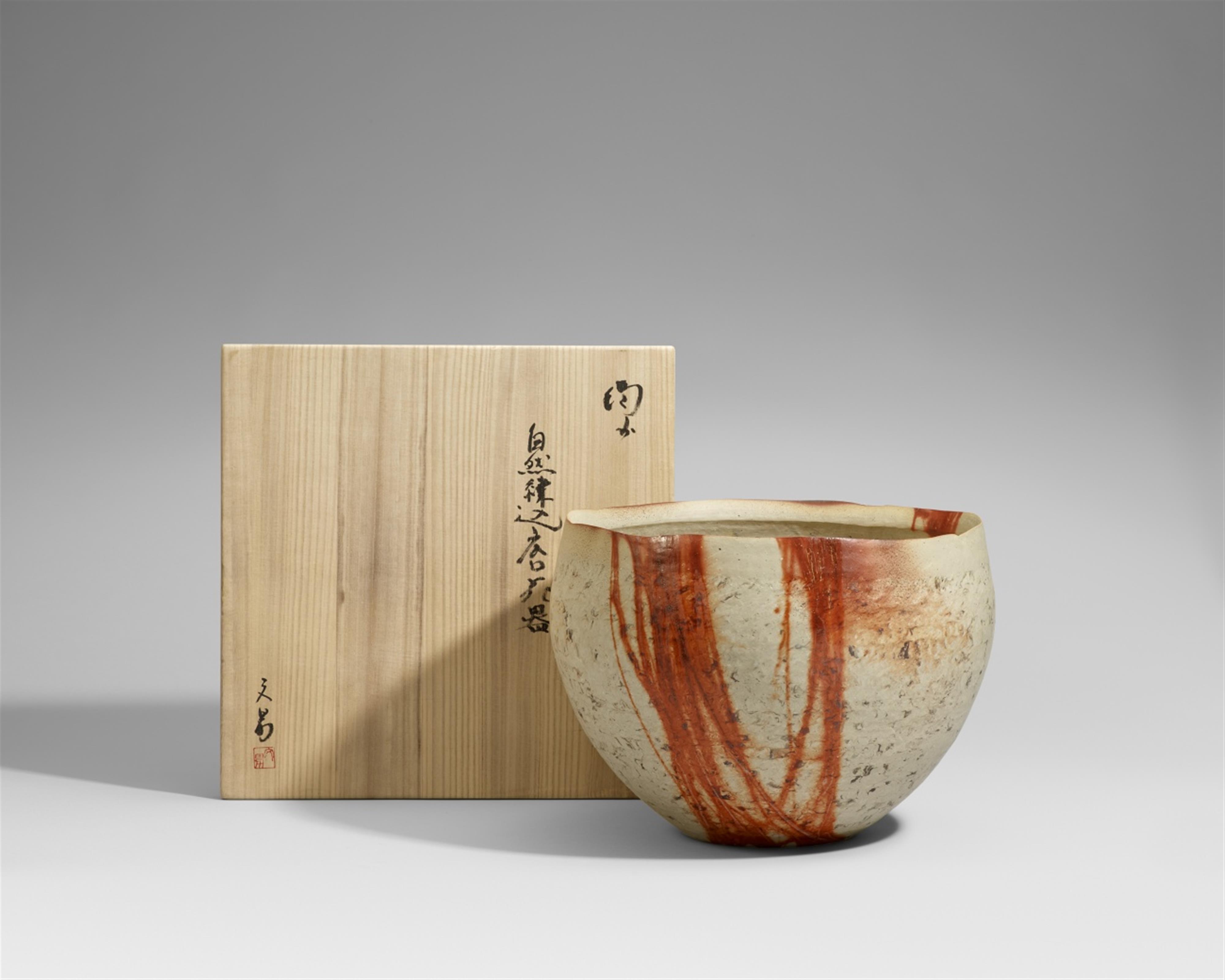 A very large Bizen-yaki flower vase by Kawabata Fumio. Early 21st century - image-1