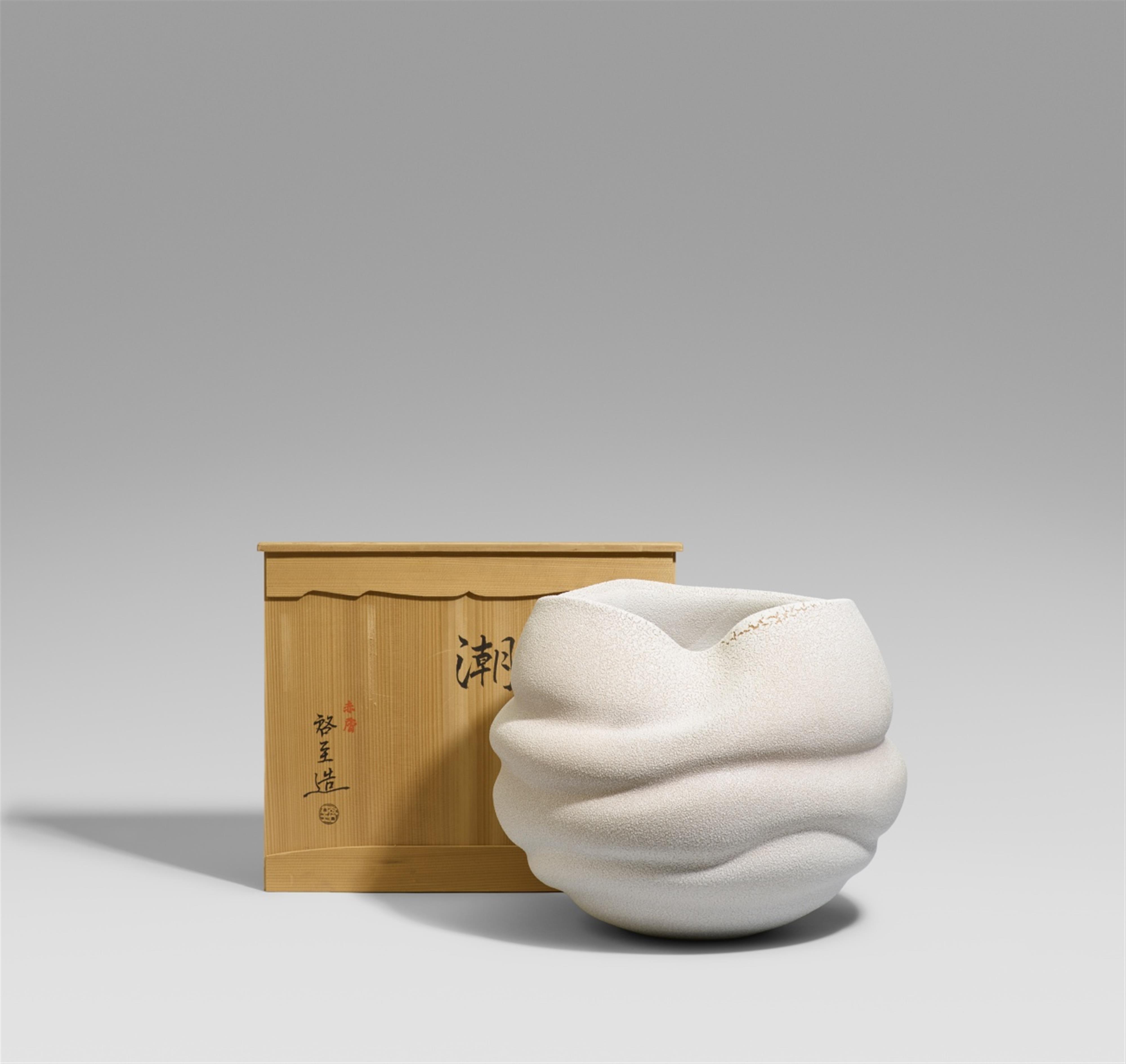 A large Akahada-yaki globular vase by Onishi Keiji. Late 20th century - image-1