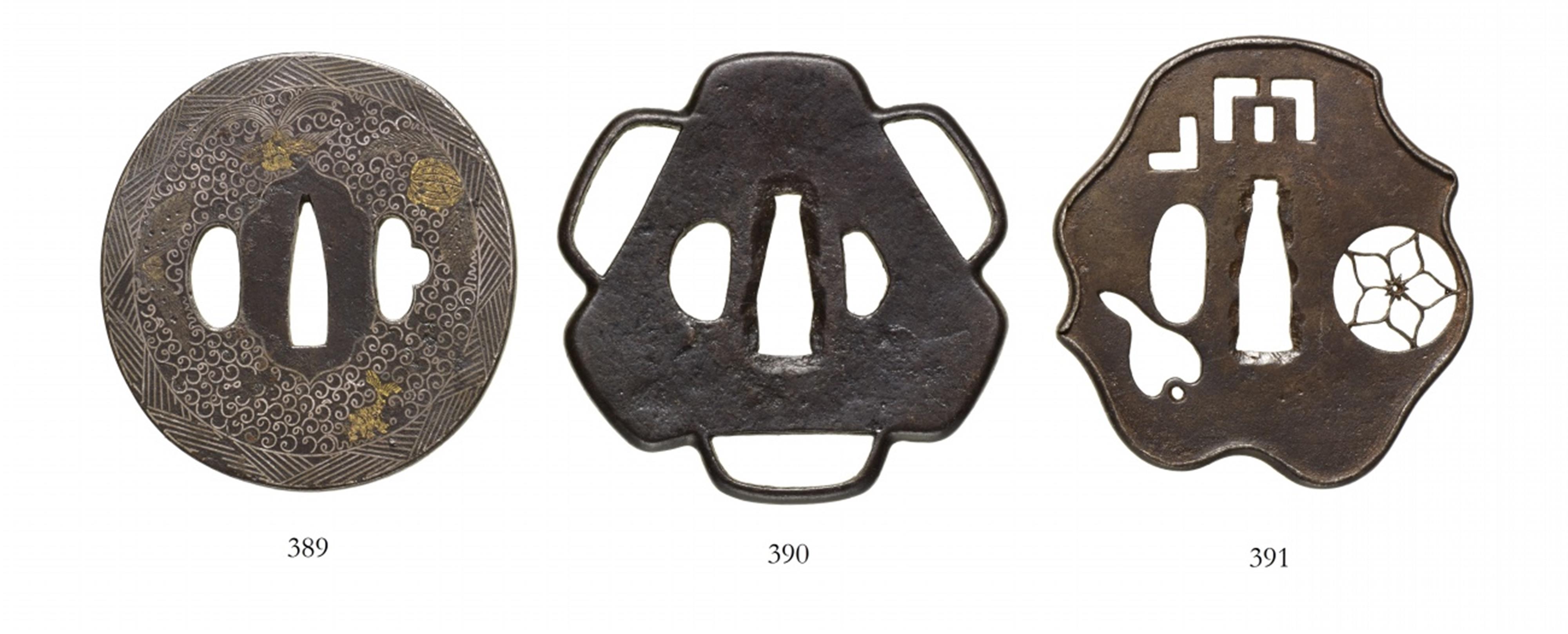 An iron tsuba. Edo period - image-1