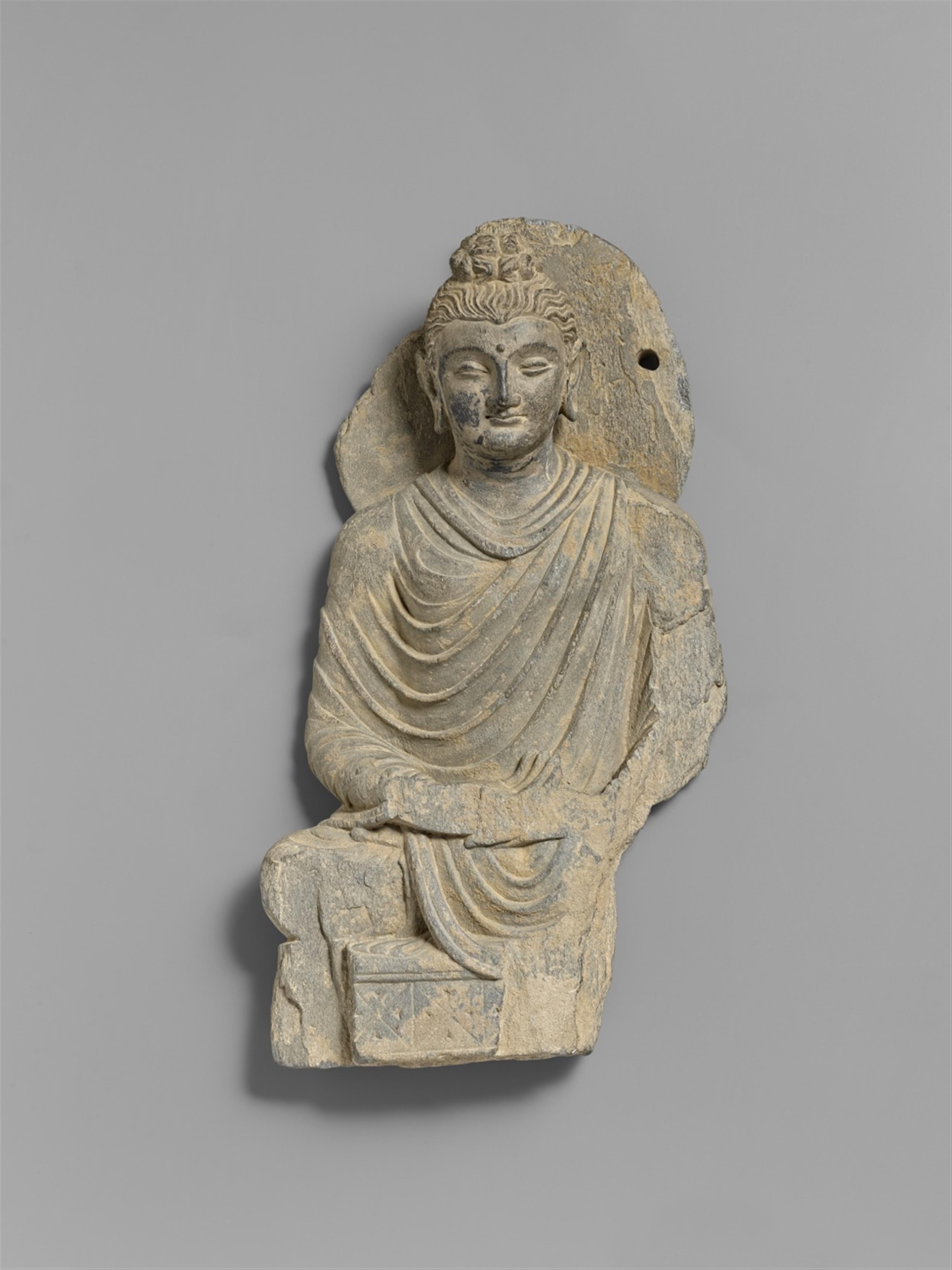 Figur eines Buddha. Grauer Schist. Pakistan, Gandhara. 2./3. Jh. - image-1