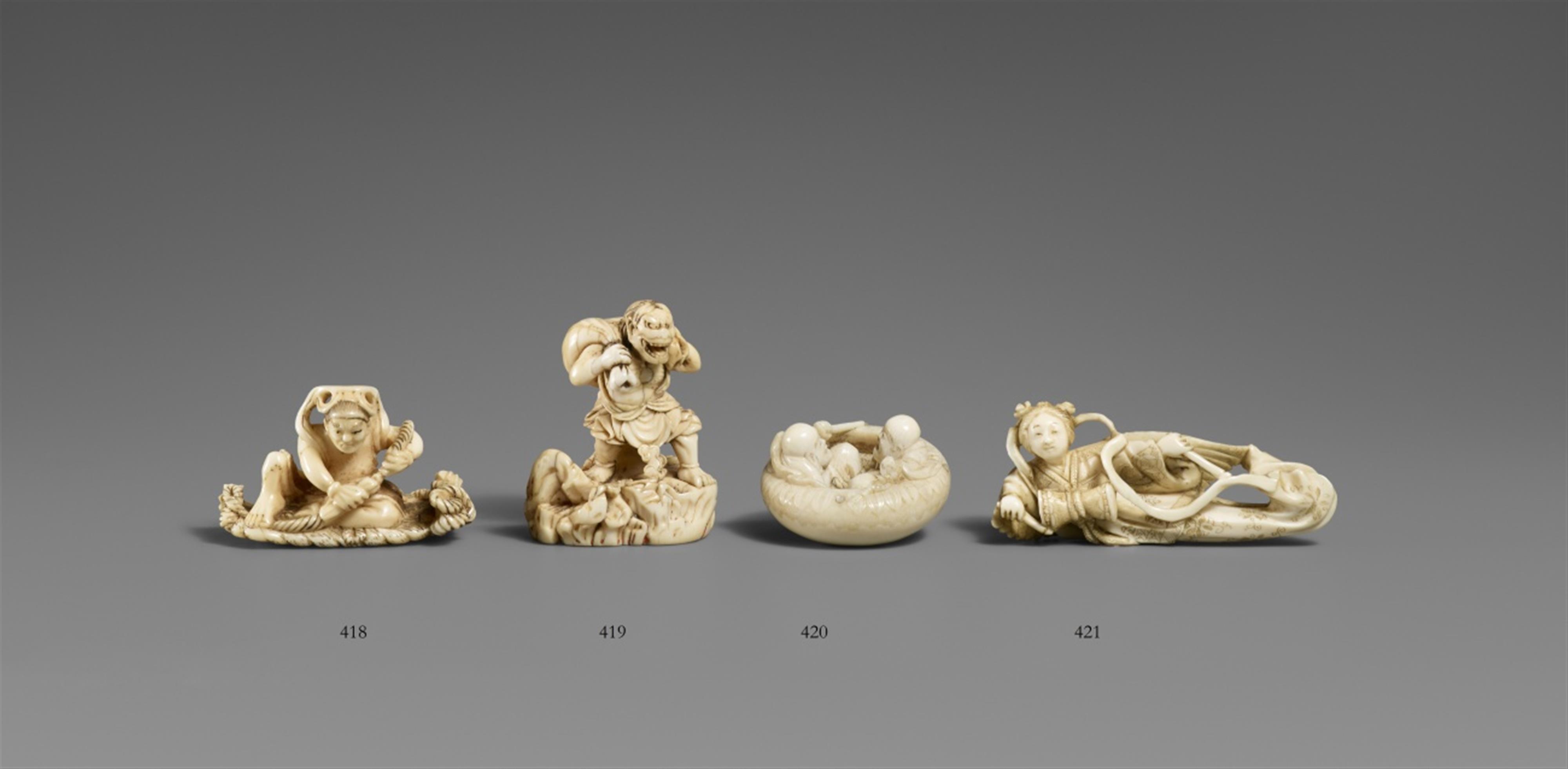 A possibly marine ivory netsuke of a niô seated on a straw sandal. Late 19th century - image-1