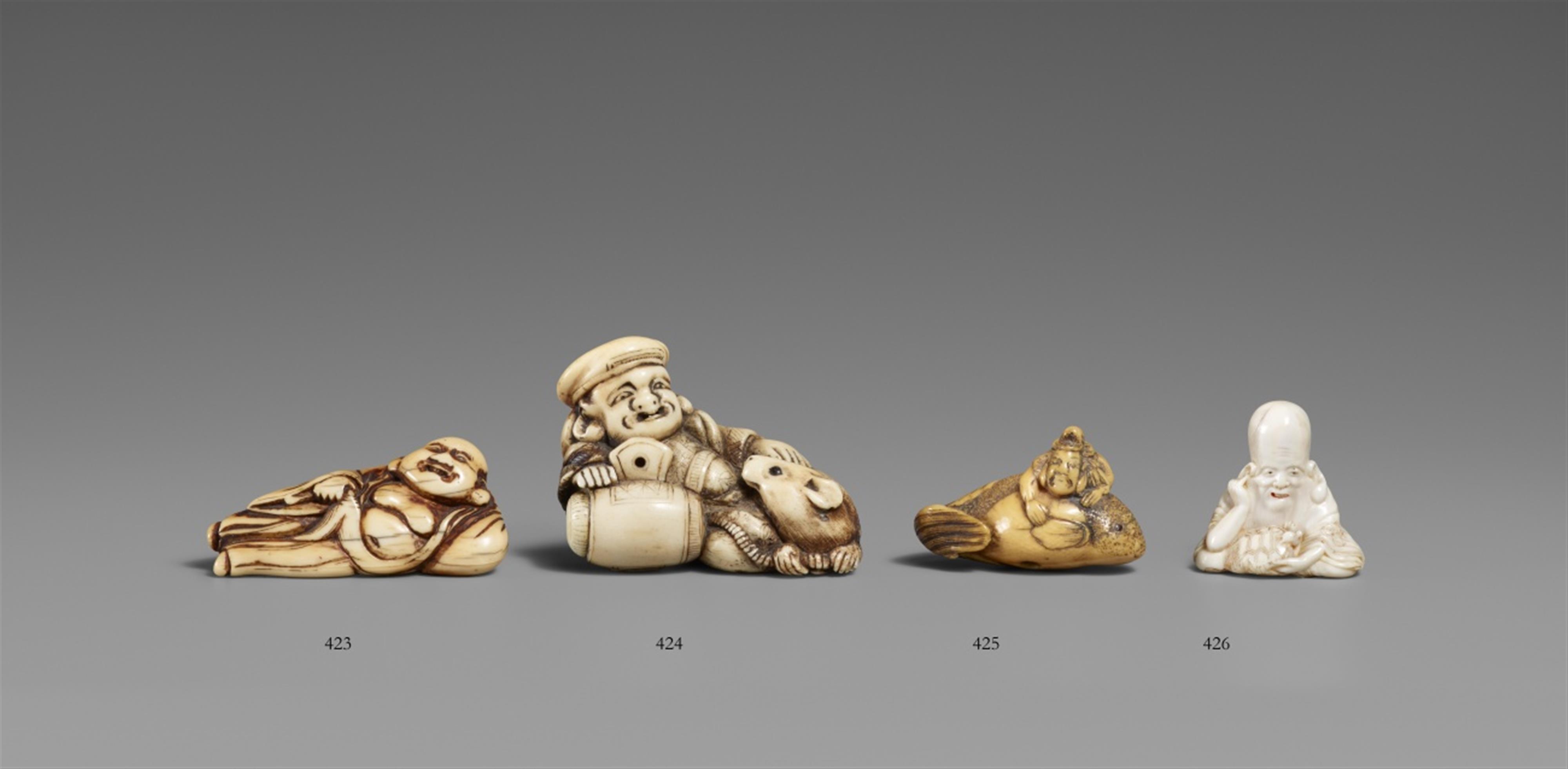 An ivory netsuke of a laughing Hotei. 18th century - image-1