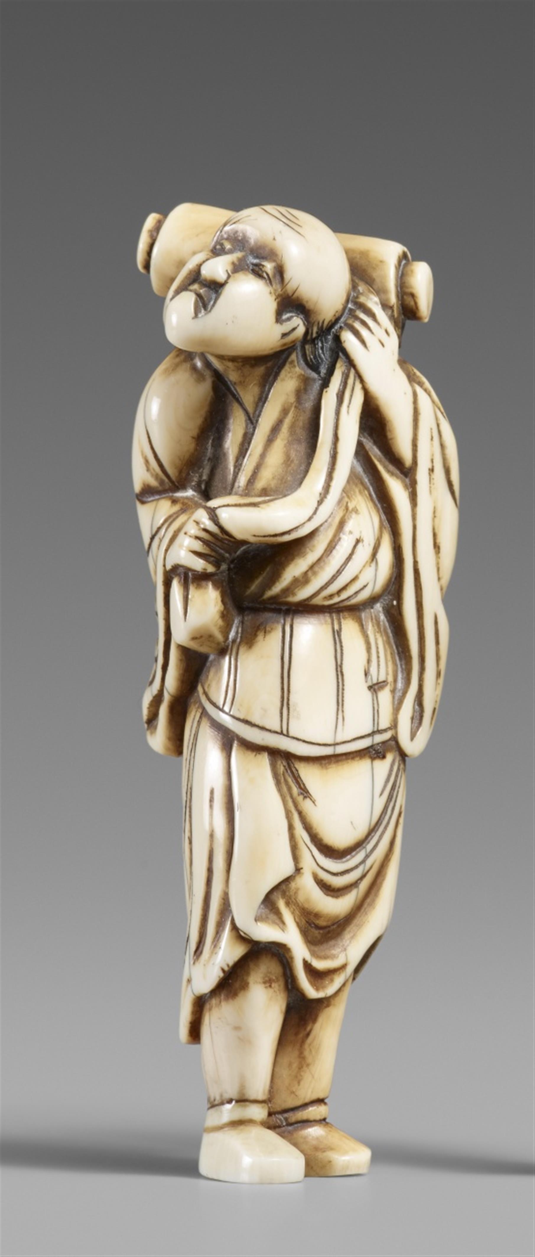 An ivory netsuke of a long-haired sennin. Late 18th/early 19th century - image-1