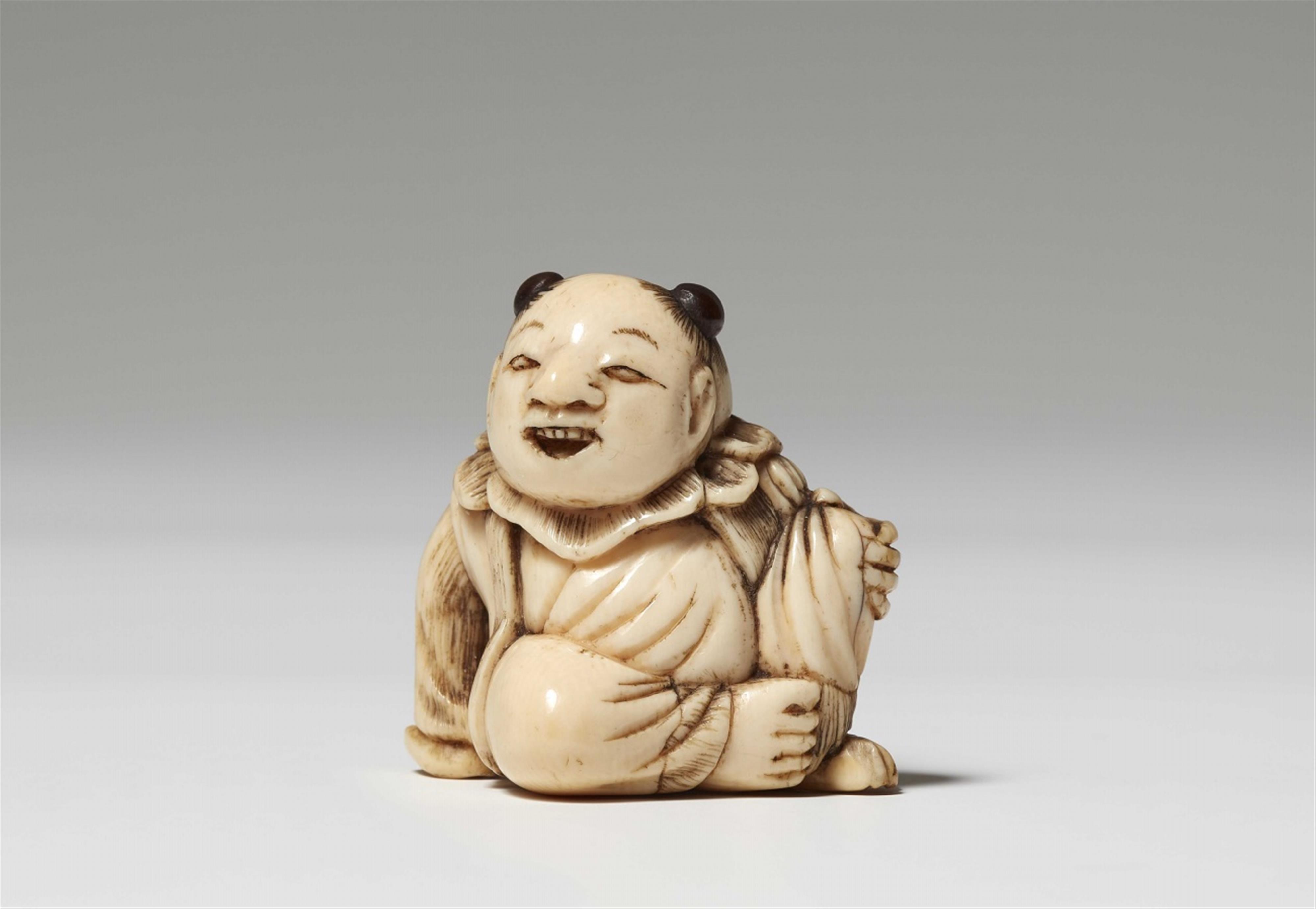 Two ivory netsuke of a seated karako. 19th century - image-2