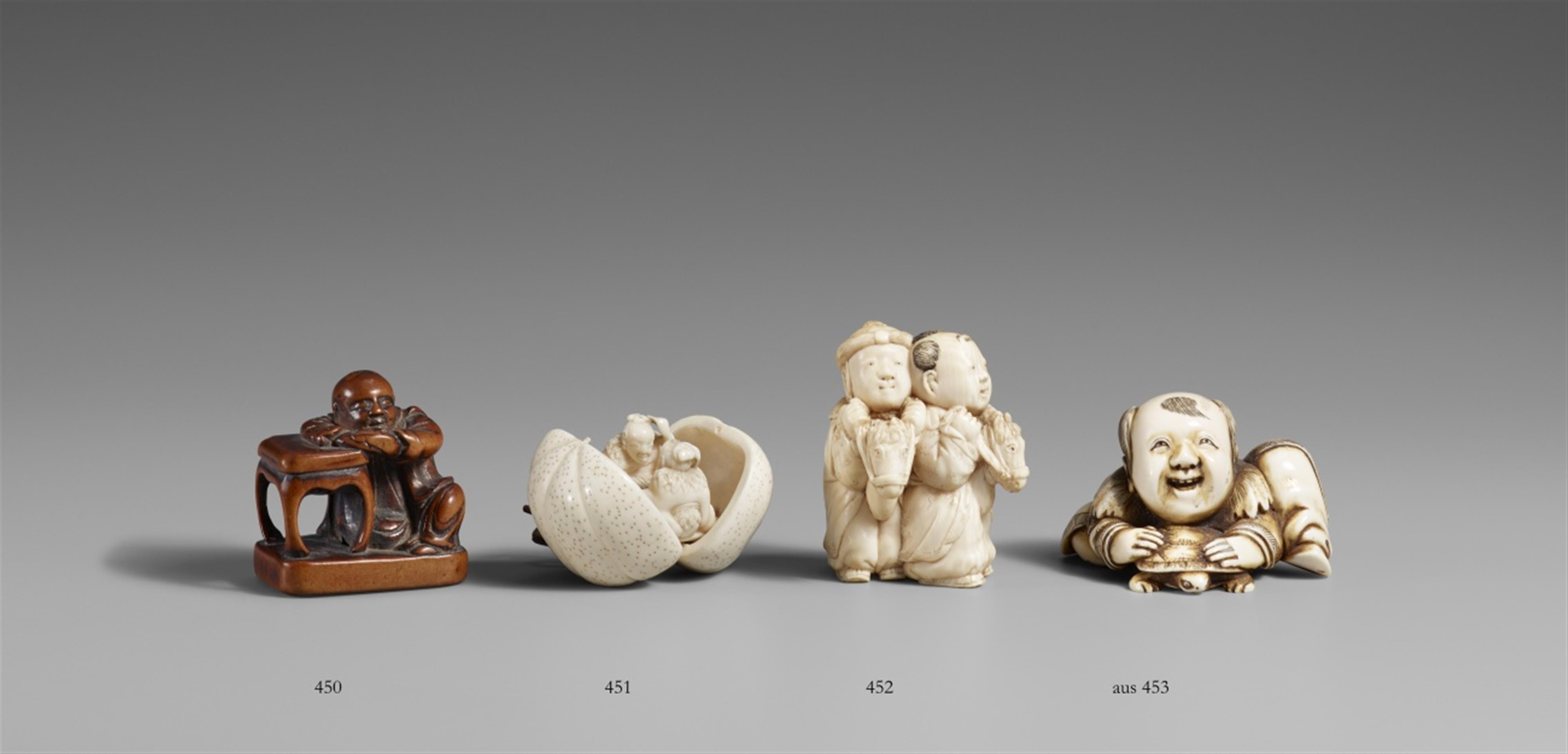 Two ivory netsuke of a seated karako. 19th century - image-1