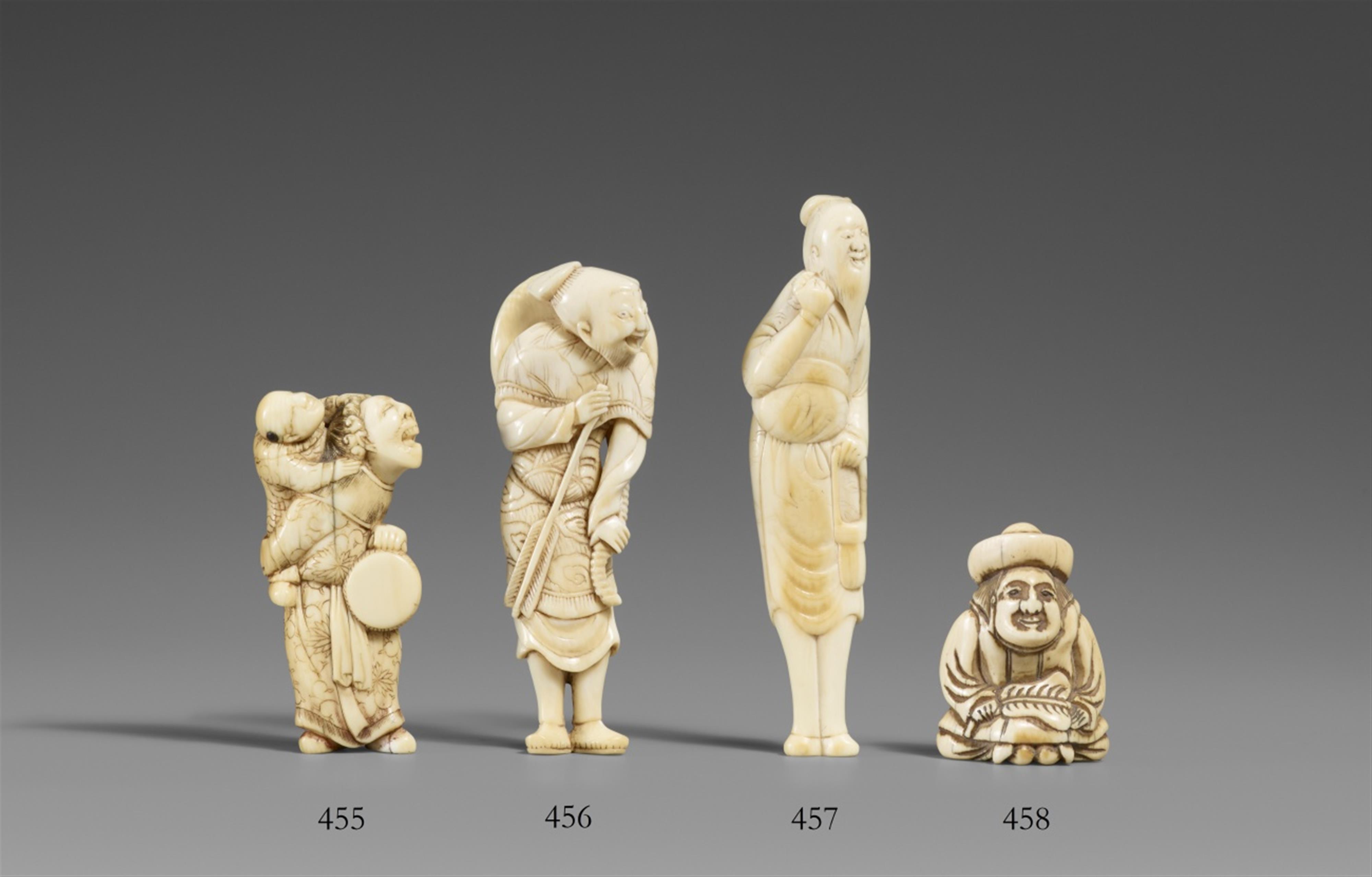 An ivory netsuke of a Chinese man with a basket. 18th centuy - image-1
