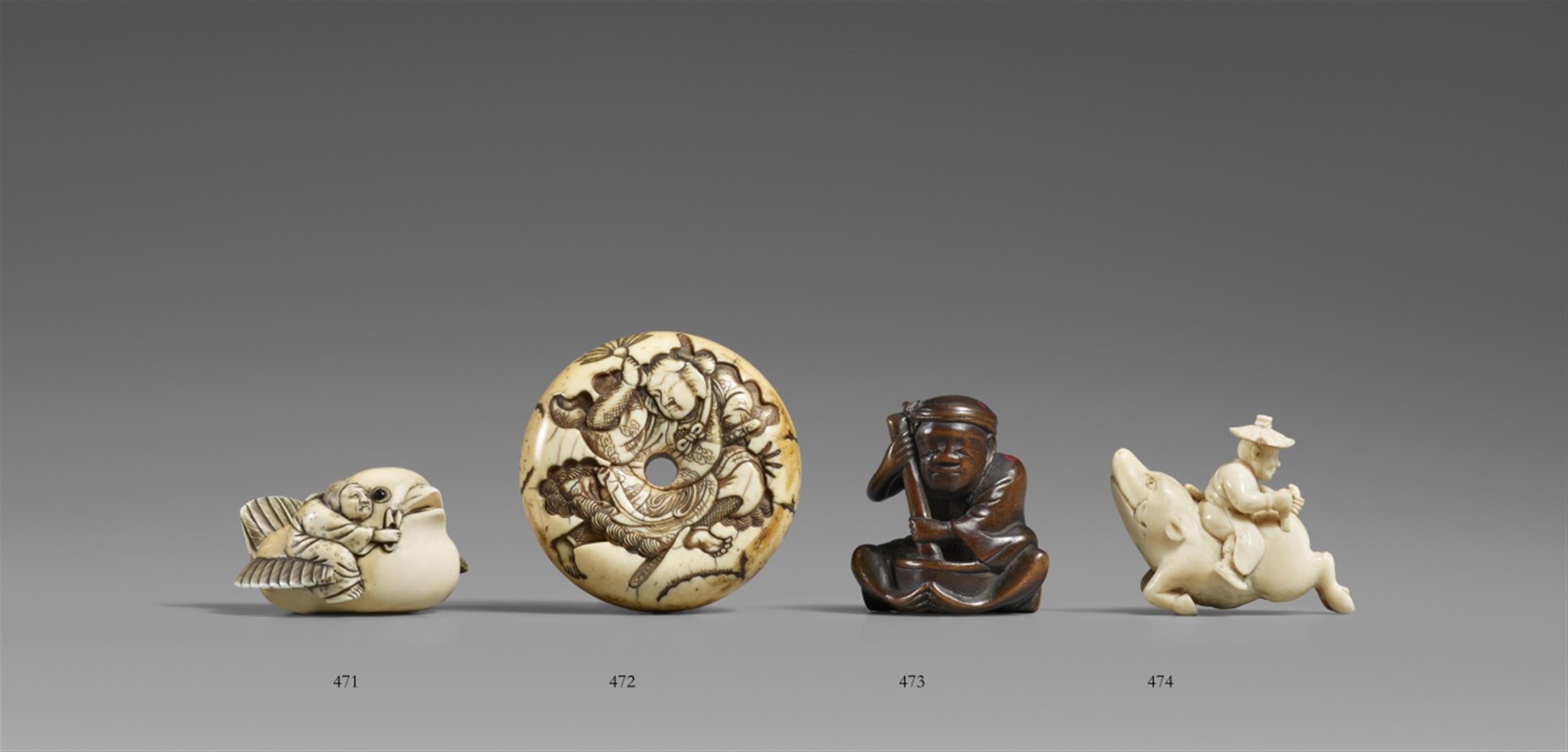 An ivory netsuke illustrating the fairy tale Shitakiri suzume. 20th century - image-1