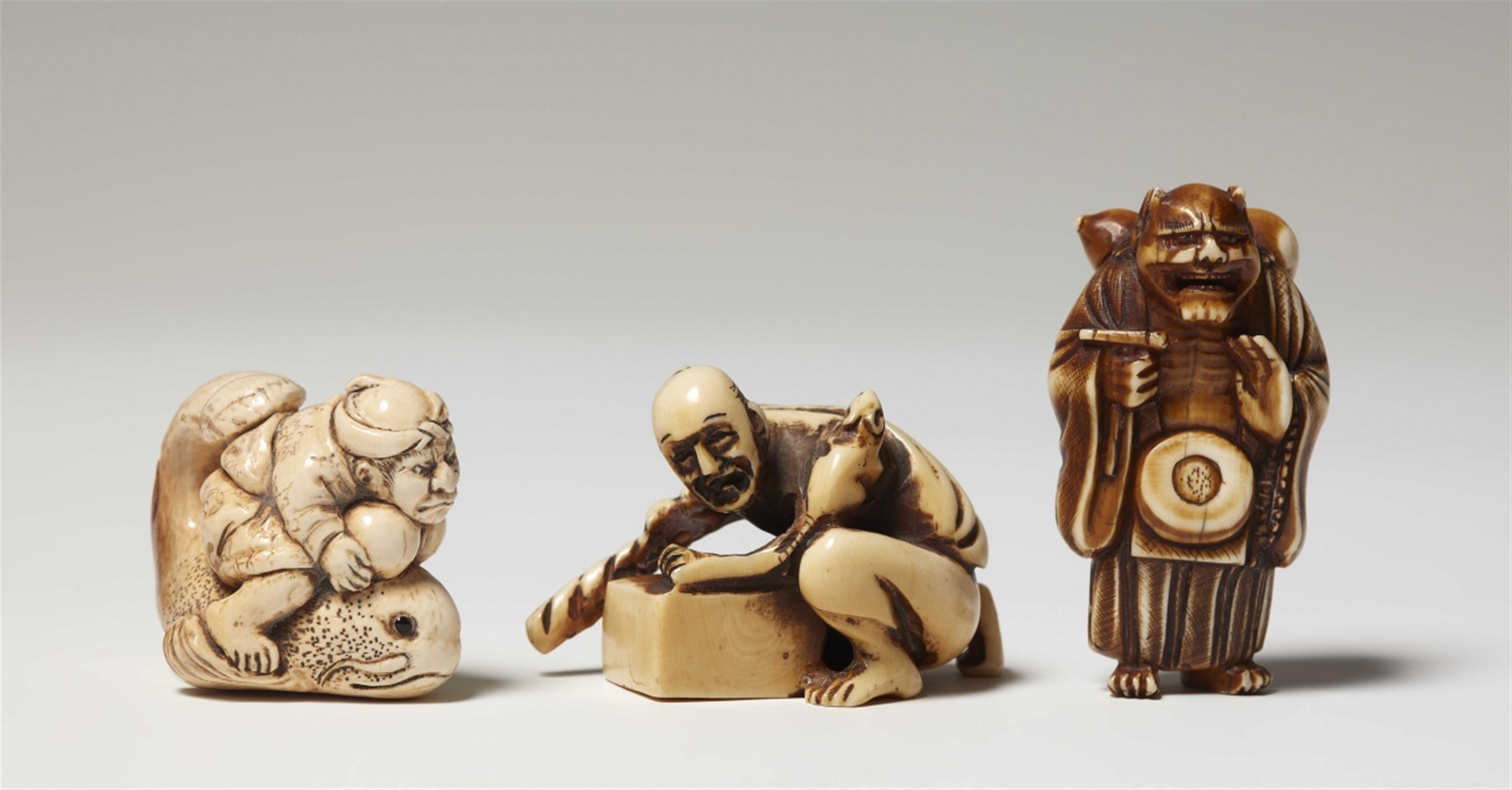 Drei Netsuke, Elfenbein. Spätes 19. Jh. - image-1