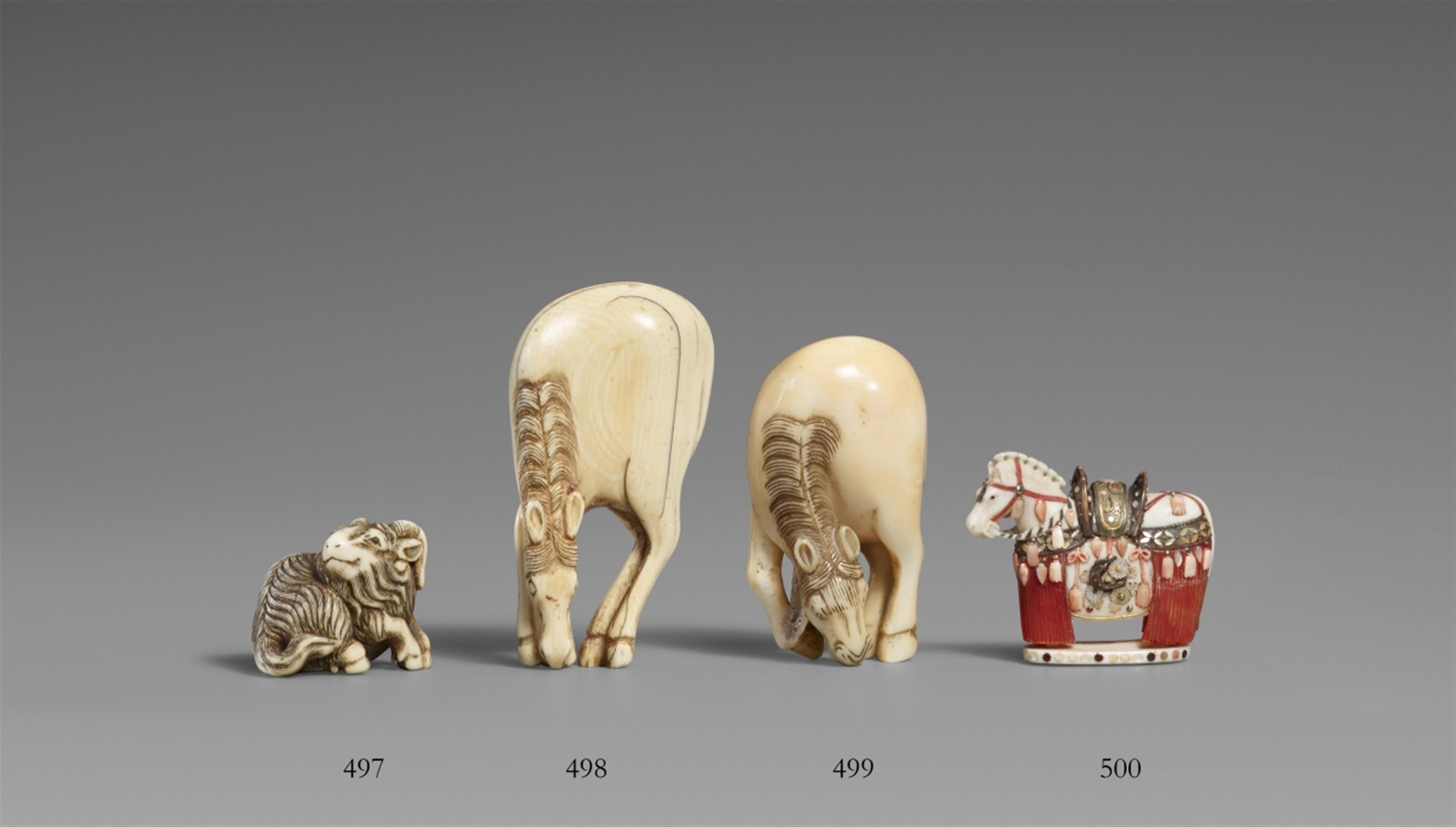 An ivory netsuke of a grazing horse. Late 18th century - image-1