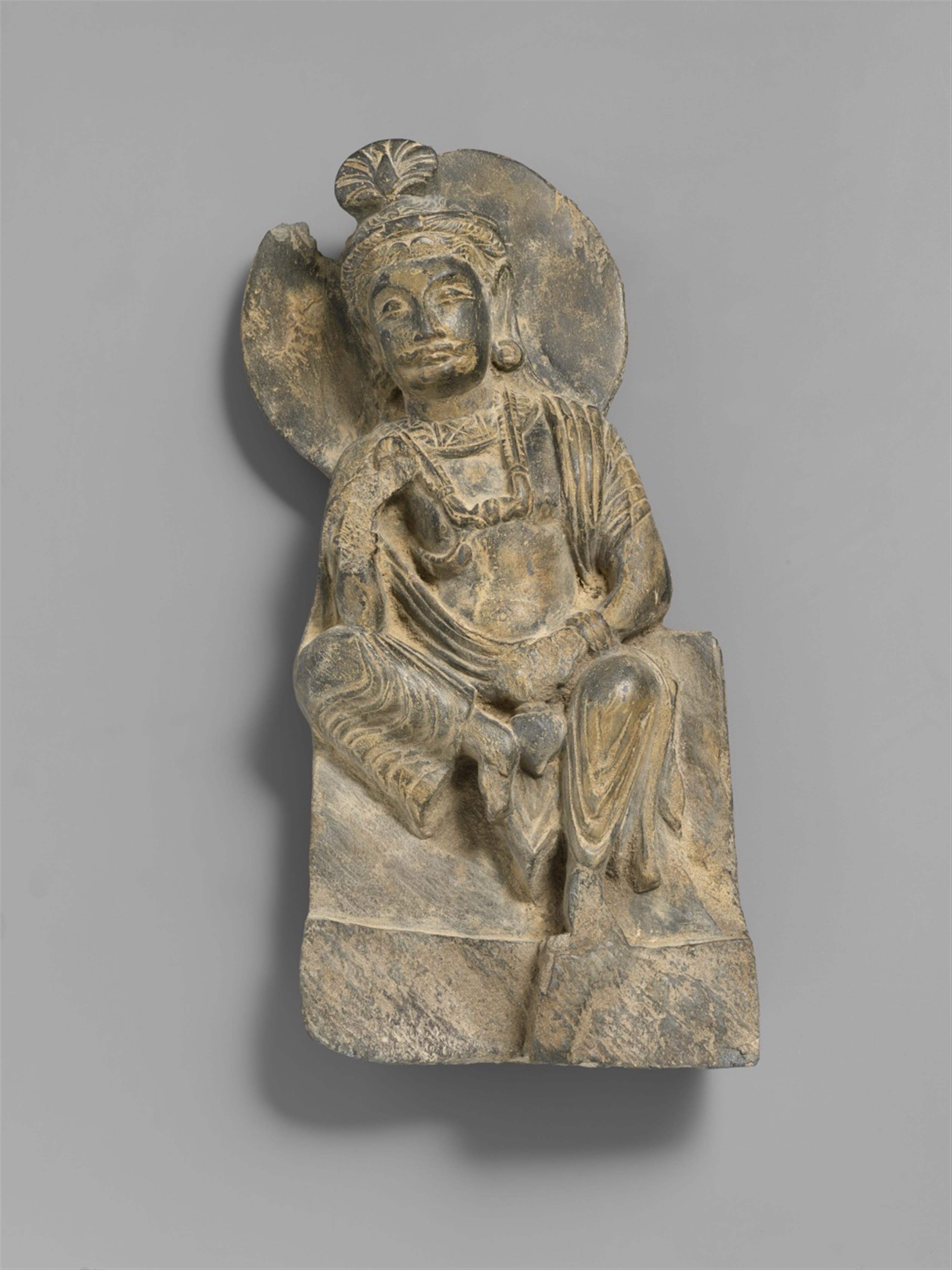 Sitzender Bodhisattva. Grauer Schist. Pakistan, Gandhara. 2./3. Jh. - image-1