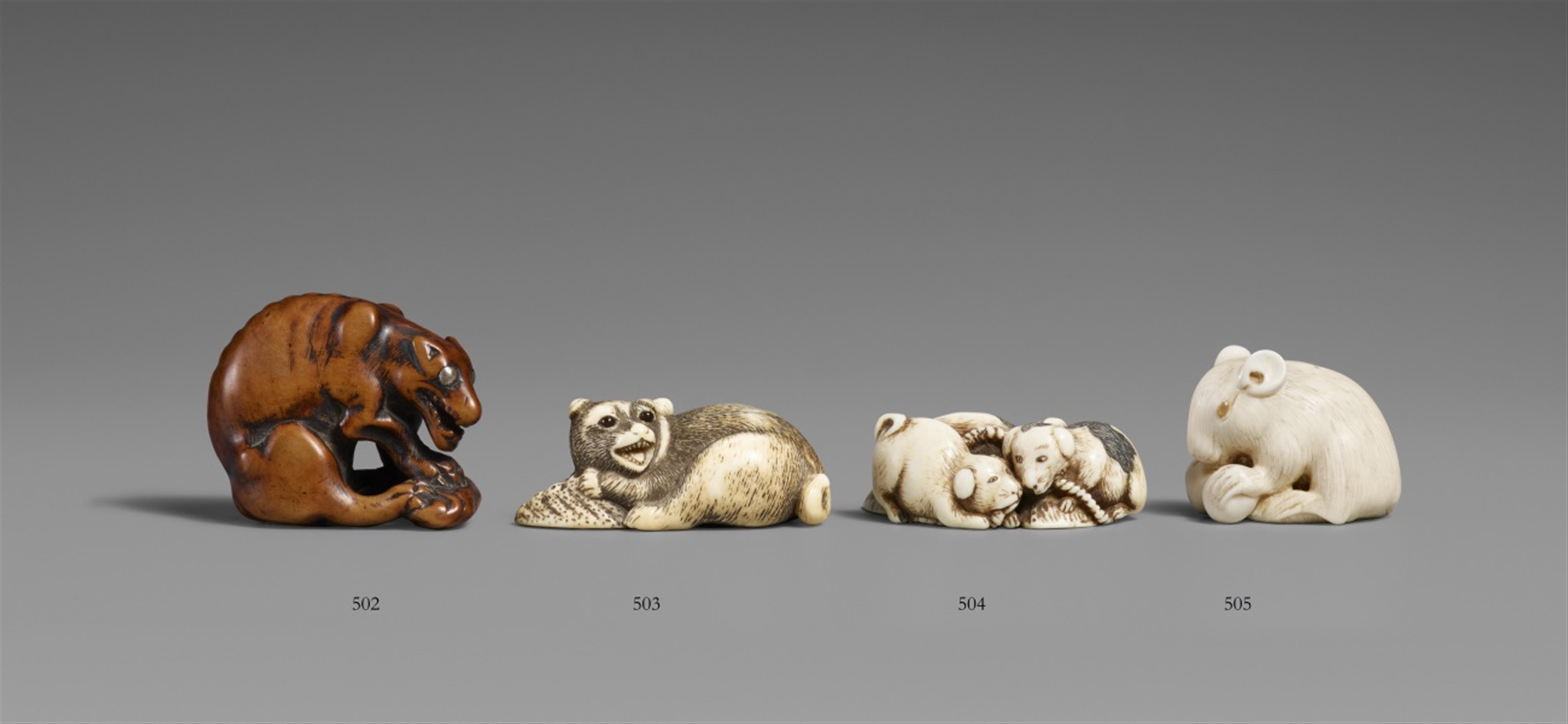 An ivory netsuke of three puppies with awabi. 19th century - image-1