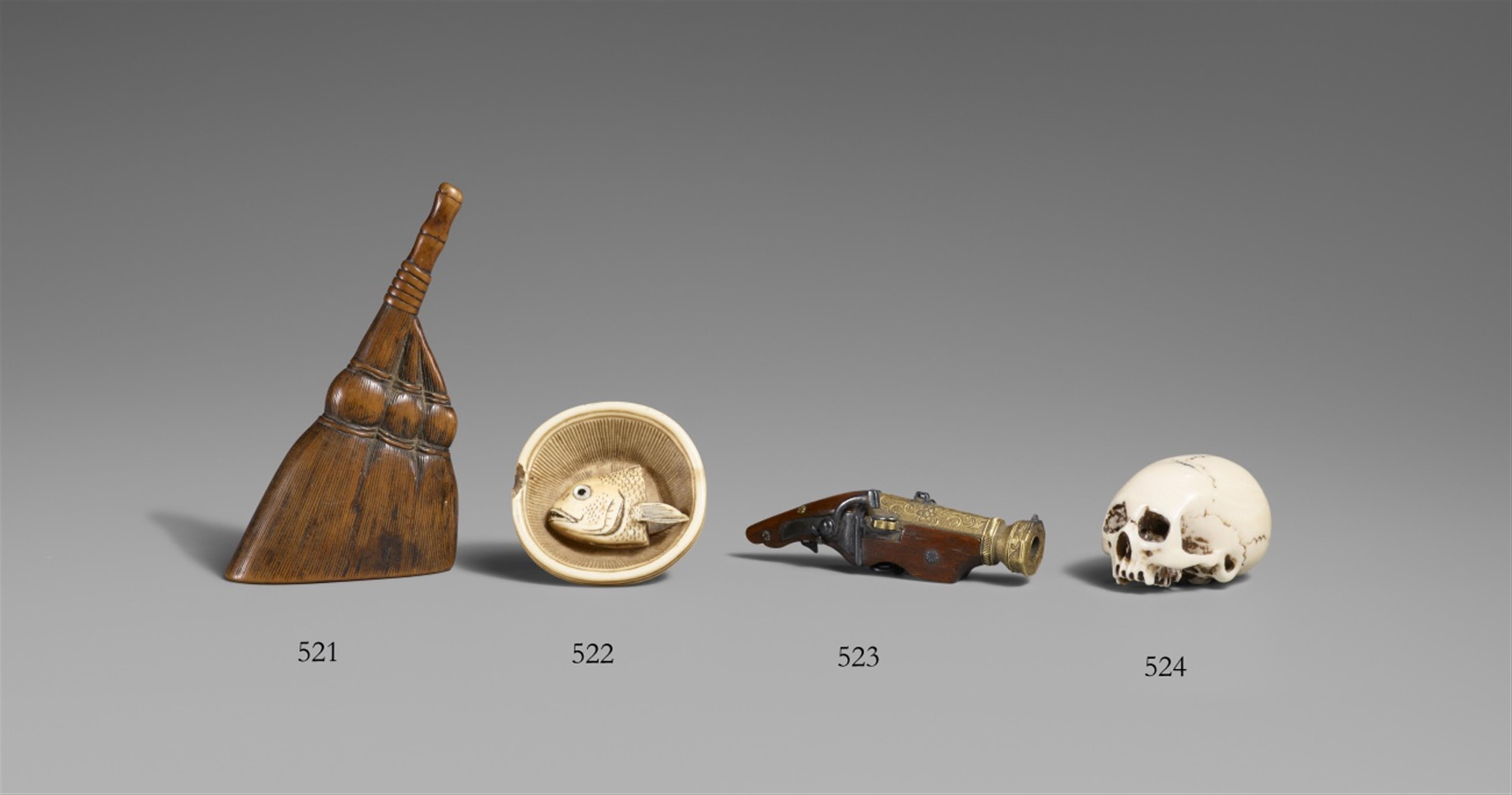 A boxwood netsuke of a hand broom. Early 19th century - image-1