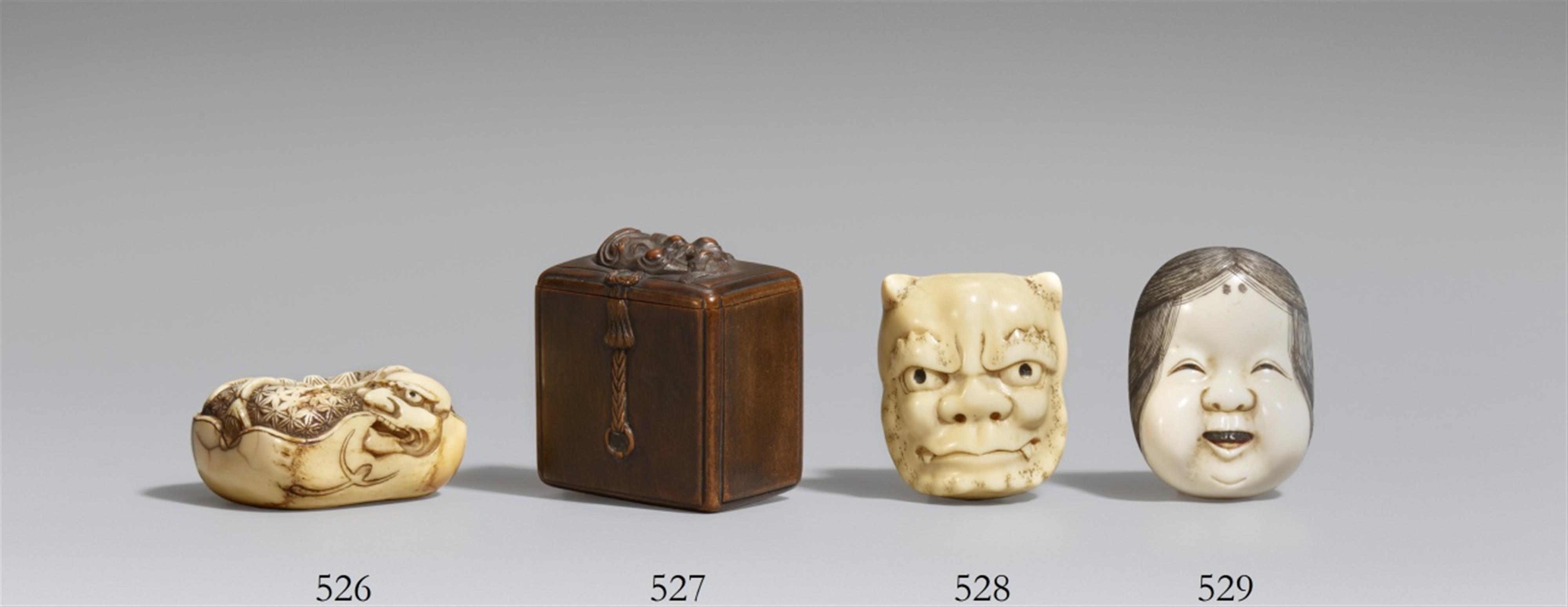 Maskenkasten mit aufliegender nô-Maske vom Typ Waraijô. Holz. 2. Hälfte 19. Jh. - image-1