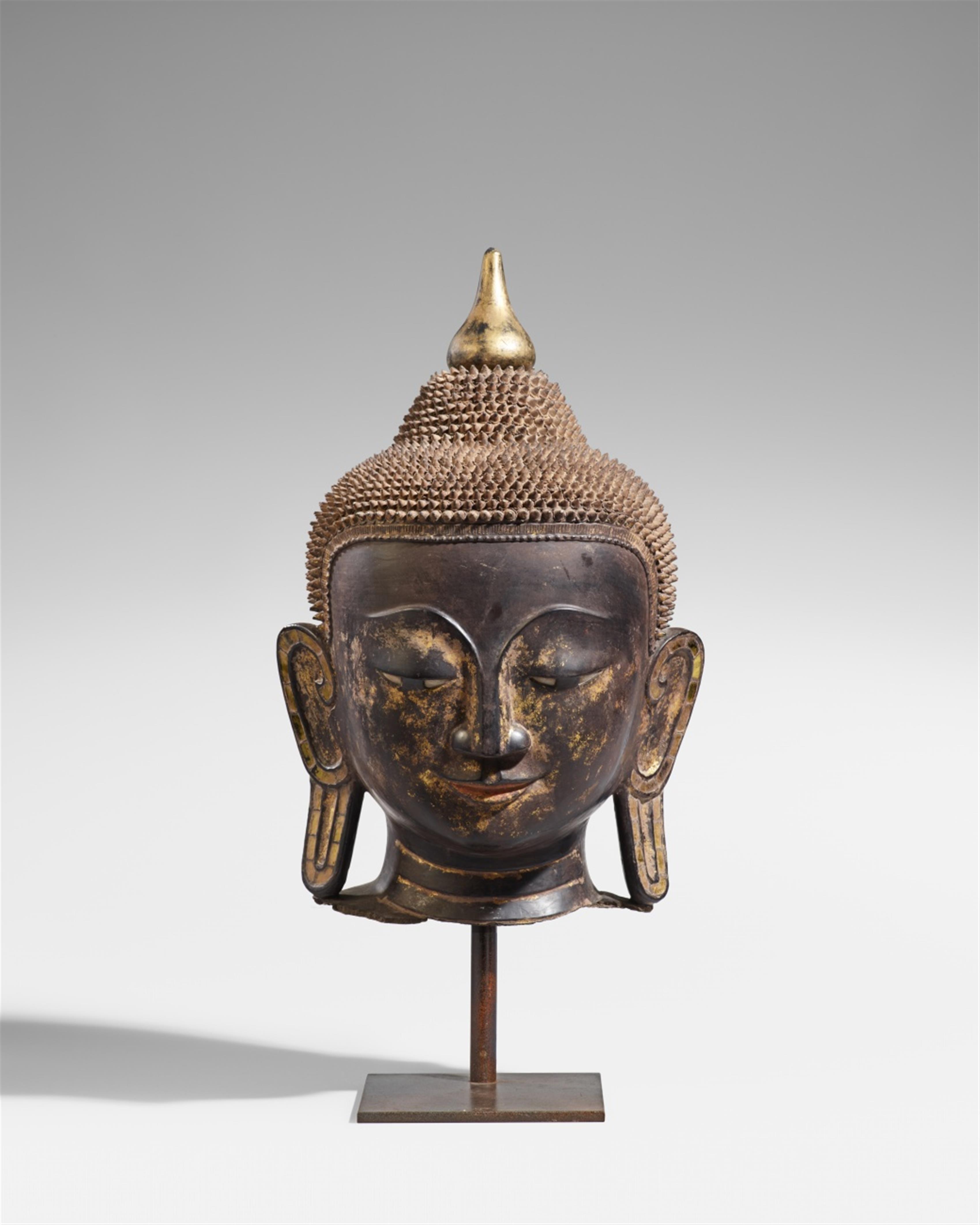 Sehr großer Kopf eines Buddha. Trockenlack, Lack und Spiegelglas. Birma, Shan-Stil. 19. Jh. - image-1