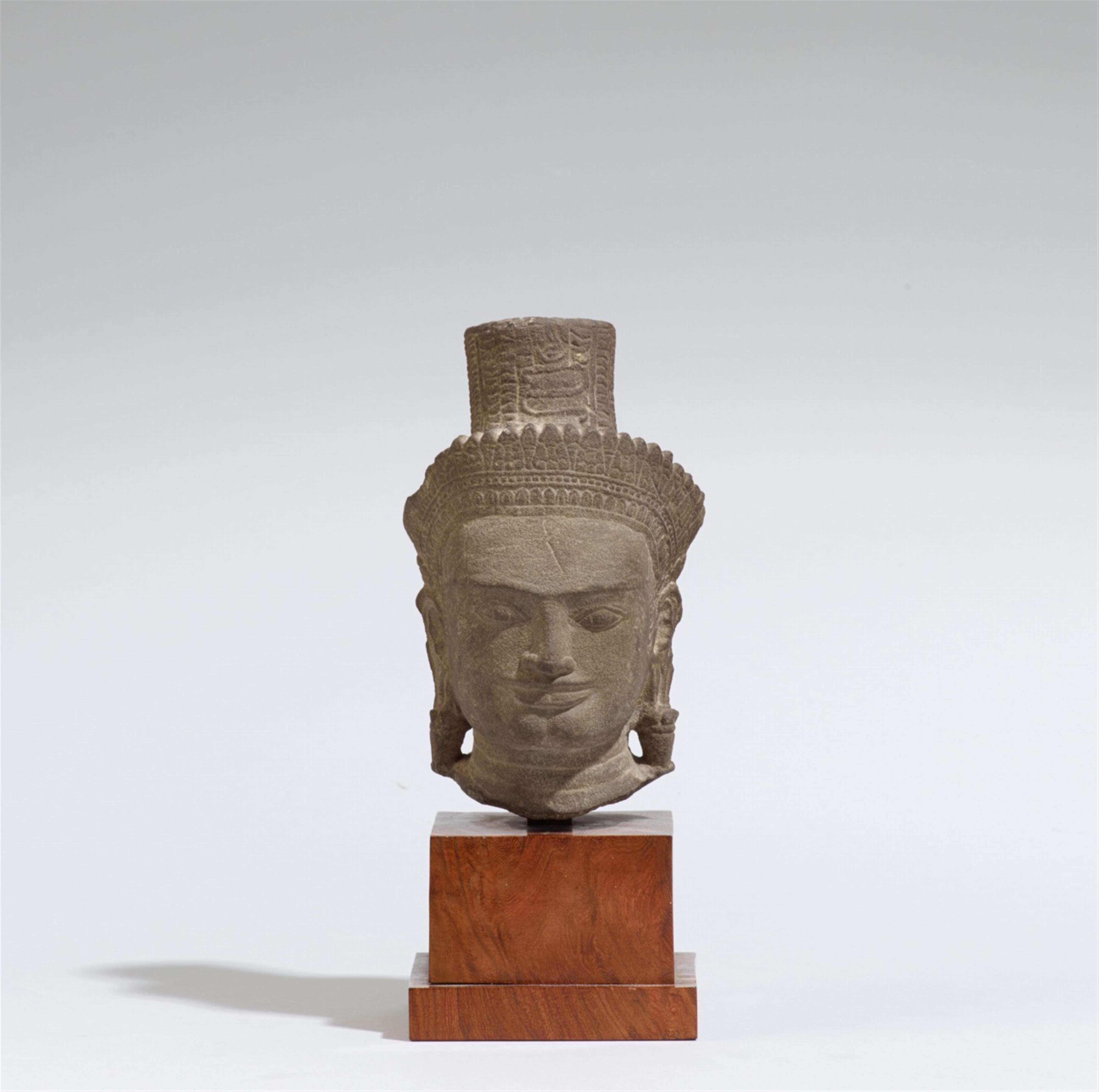 A Khmer sandstone head, probably of Shiva. 10th century or later - image-1