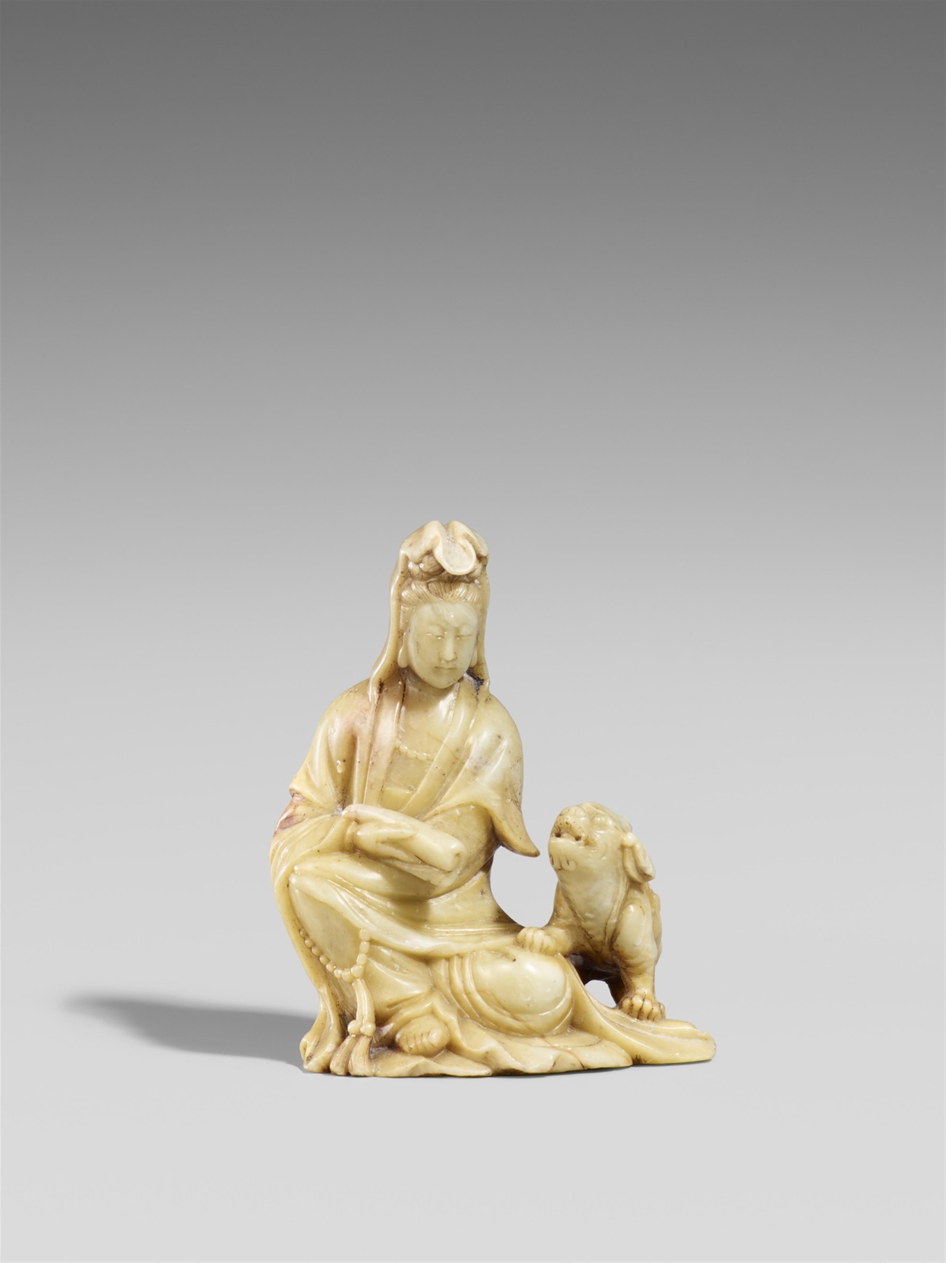 Guanyin mit Fabeltier. Speckstein - image-1