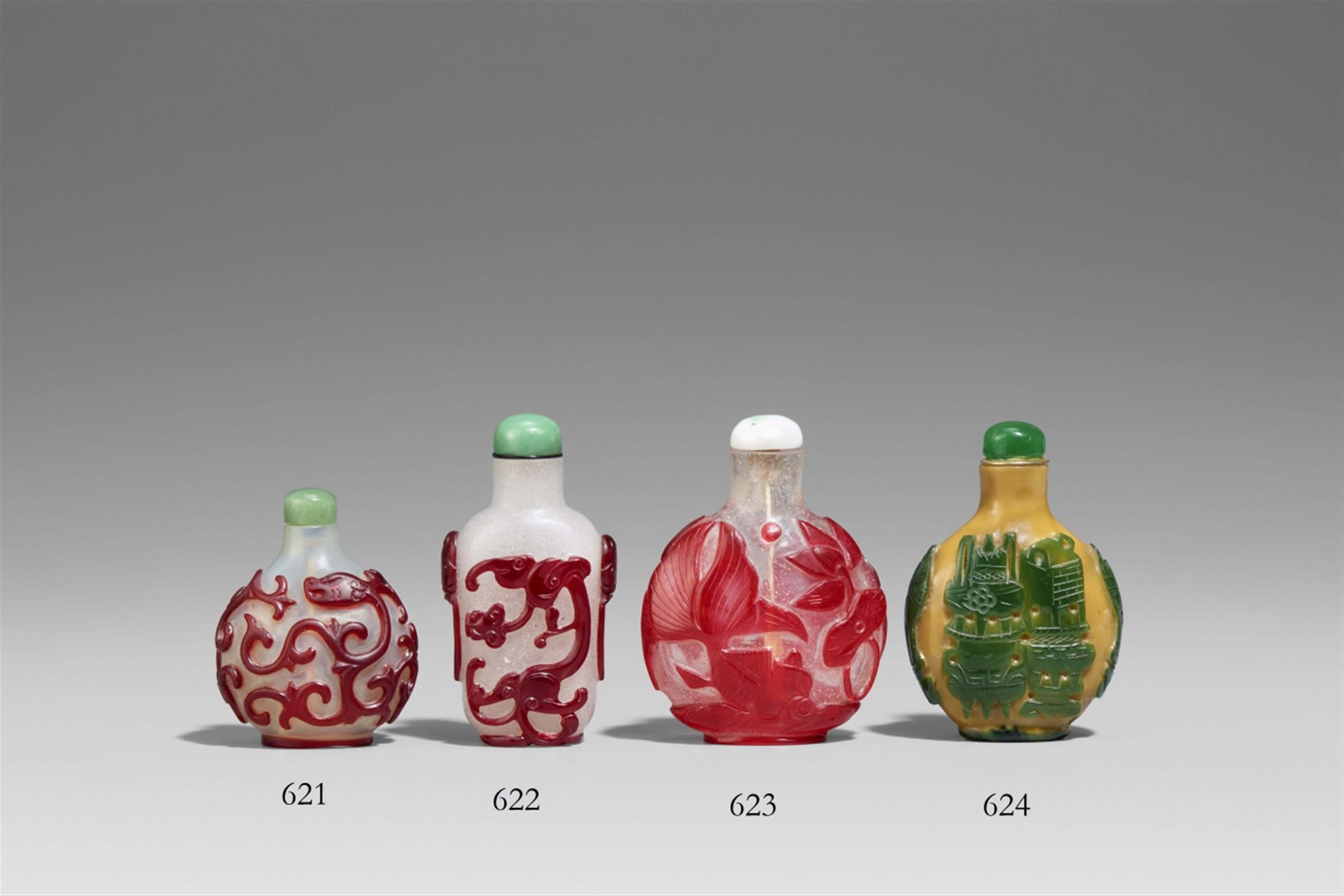 A glass snuff bottle with red overlay. 19th century - image-1