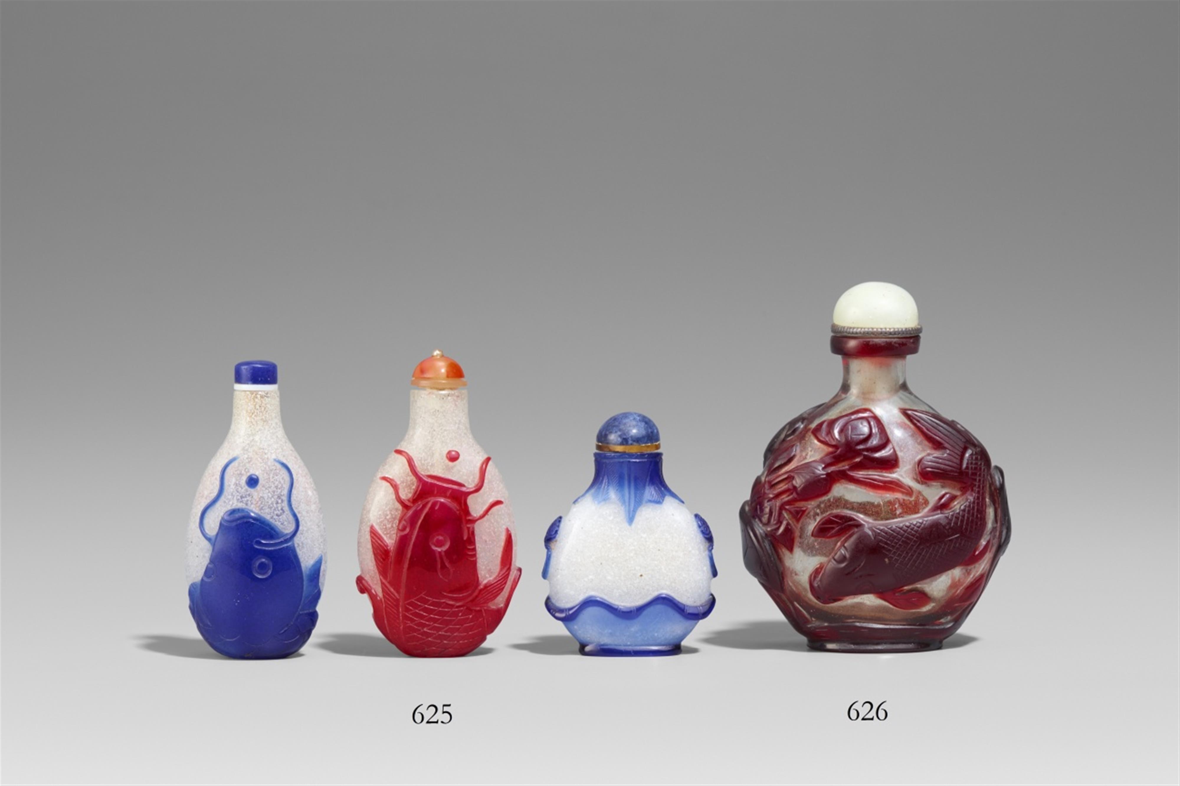 Three glass overlay snuff bottles. 19th/20th century - image-1