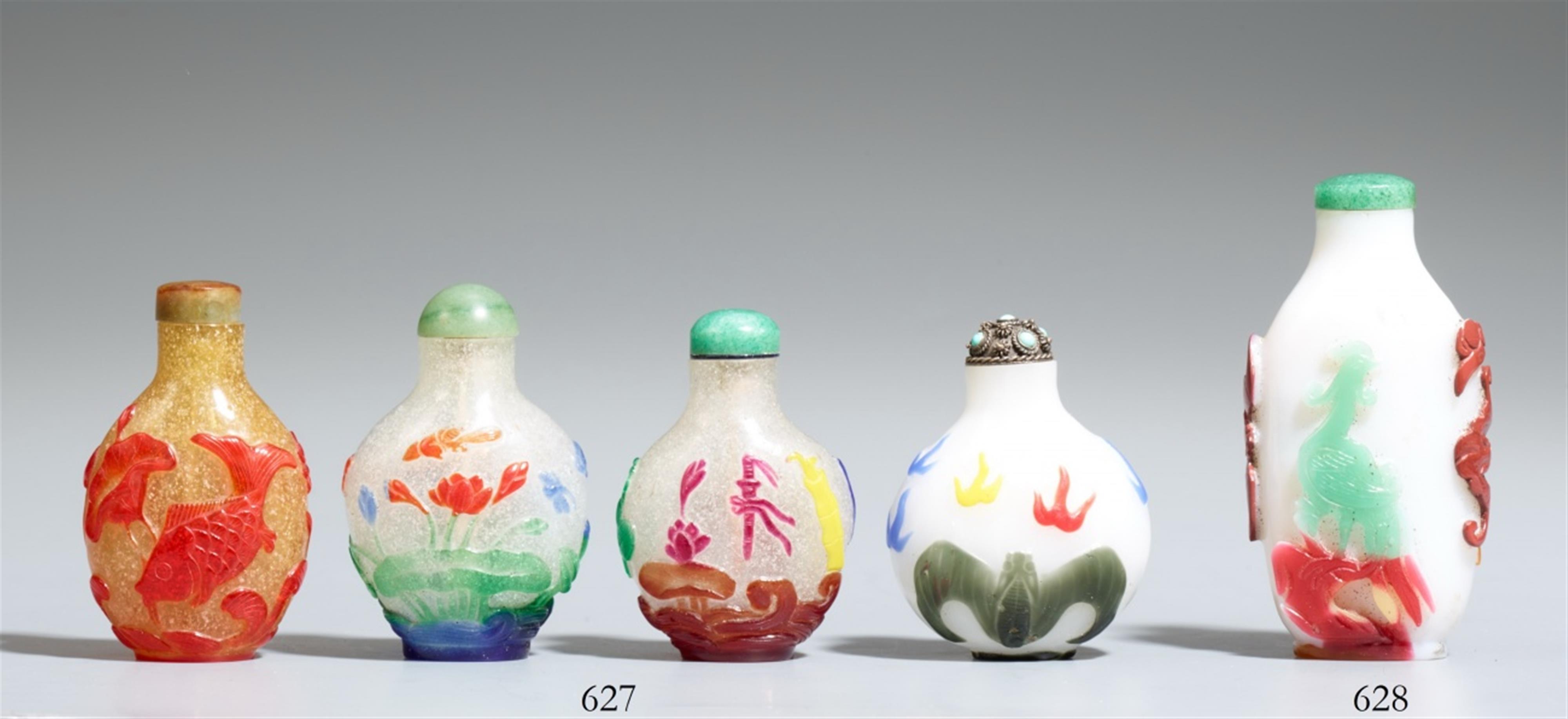 Four glass overlay snuff bottles. 19th/20th century - image-1