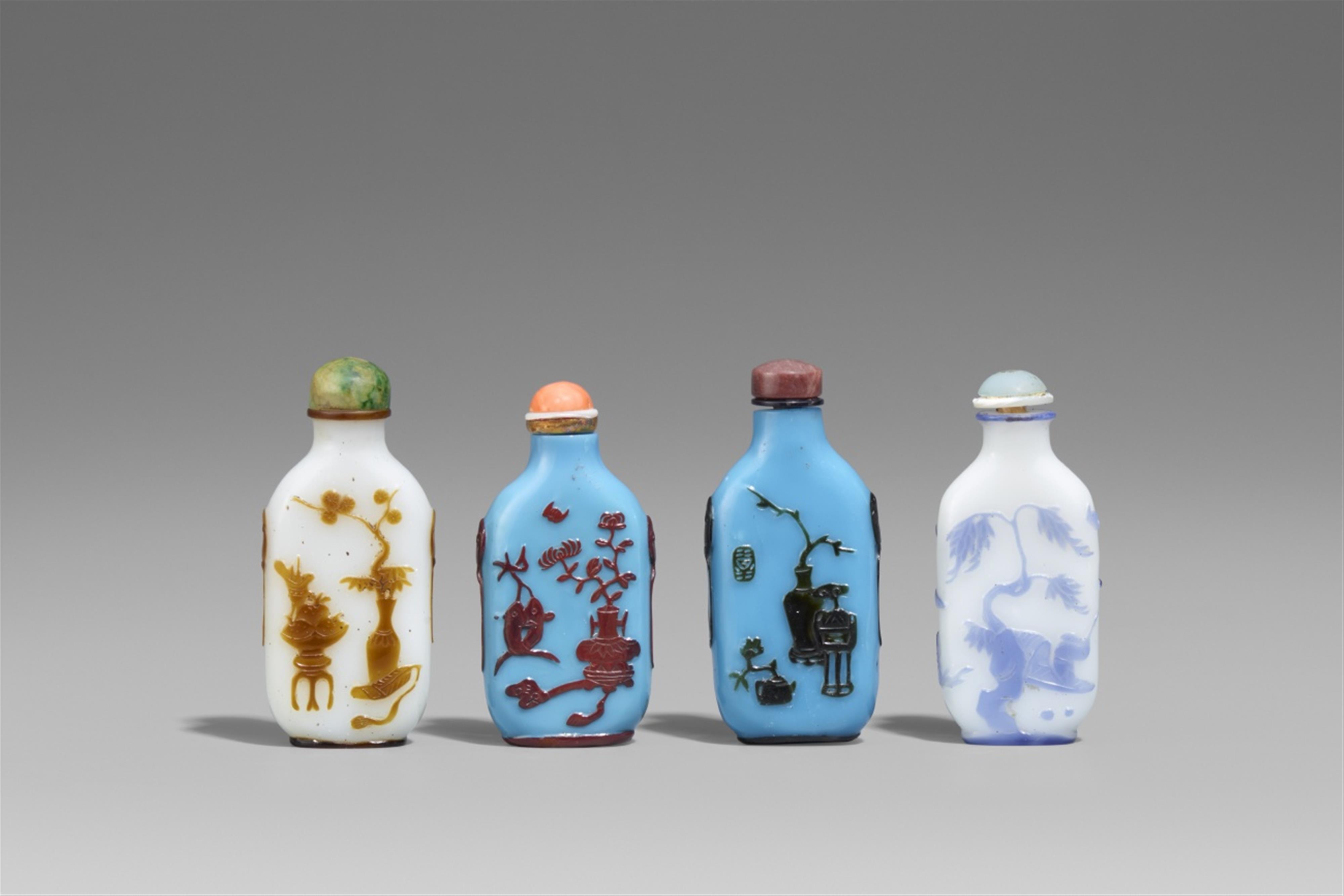 Four glass overlay snuff bottles. Yangzhou school, 19th century - image-1