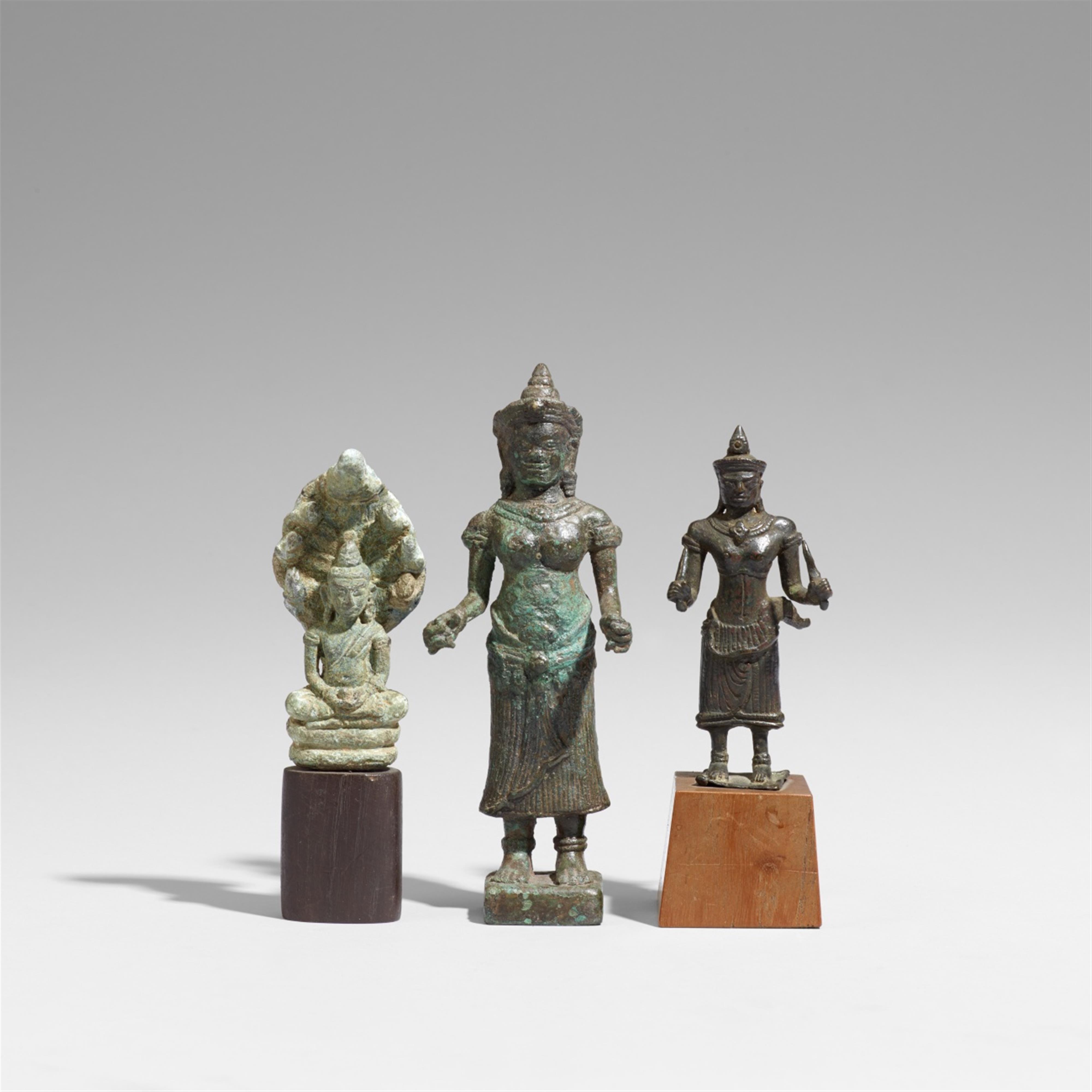 Drei kleine Figuren. Bronze. Kambodscha. 12./13. Jh. - image-1