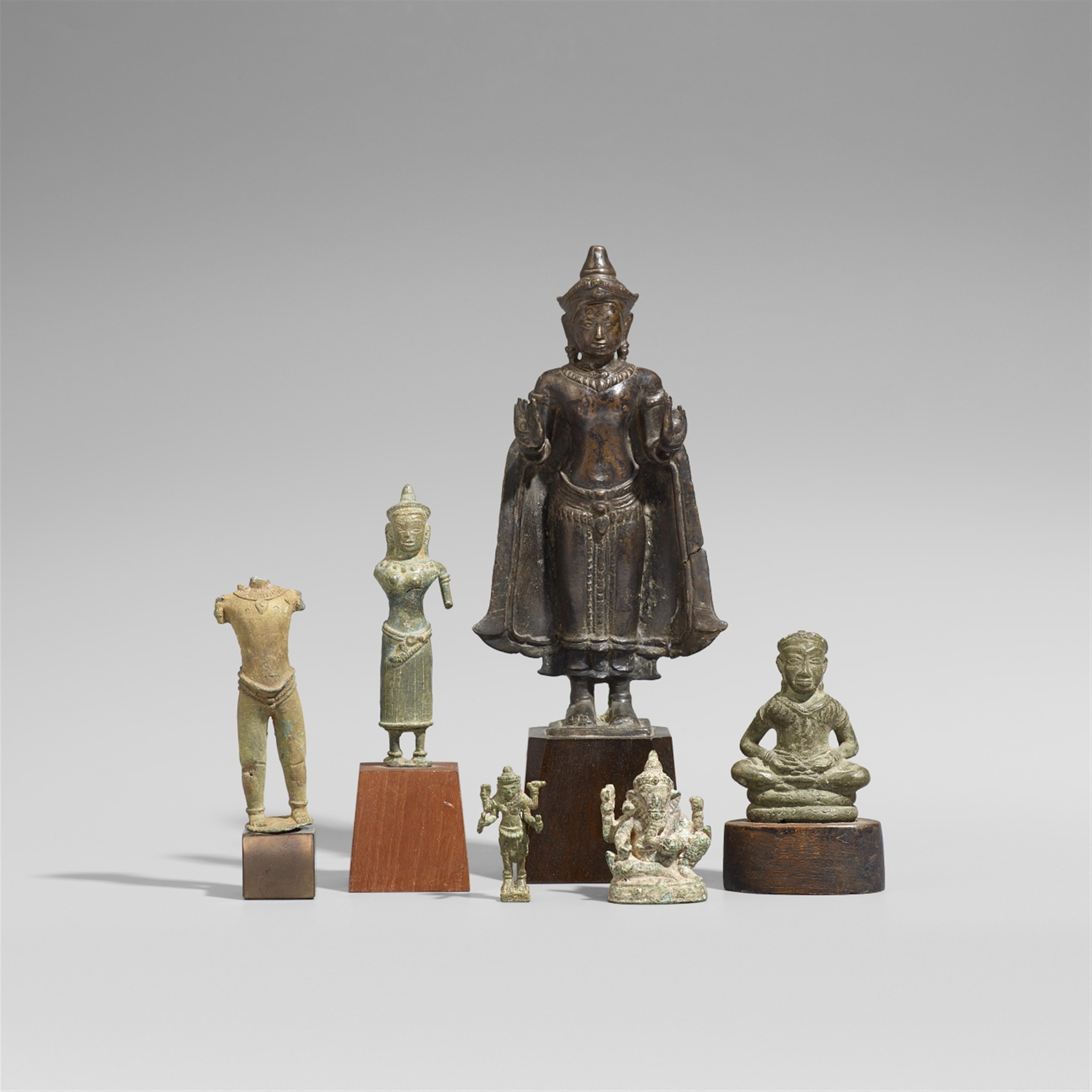 Six Cambodian or Northern Thai bronze figures. In the style of the 12th century and later - image-1