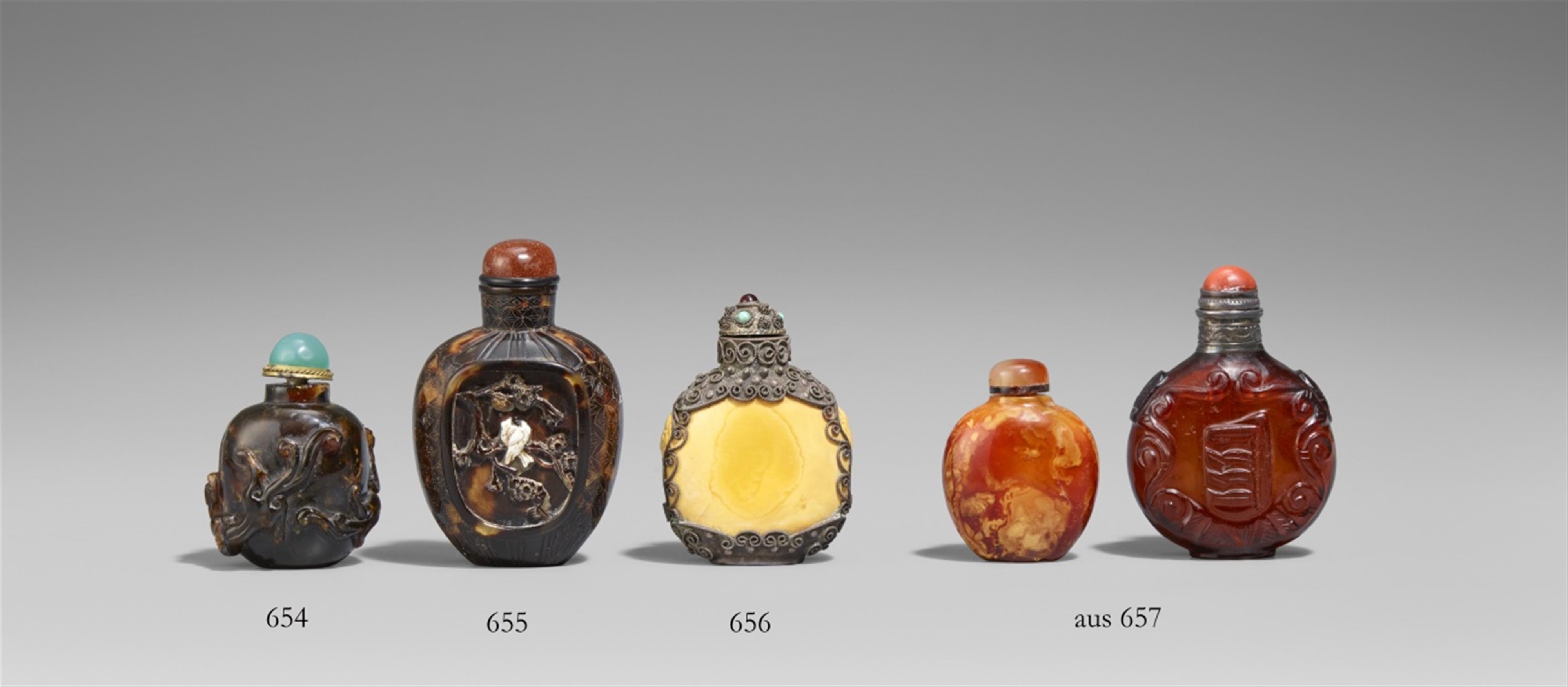 A treacle-brown amber snuff bottle. 19th century - image-1