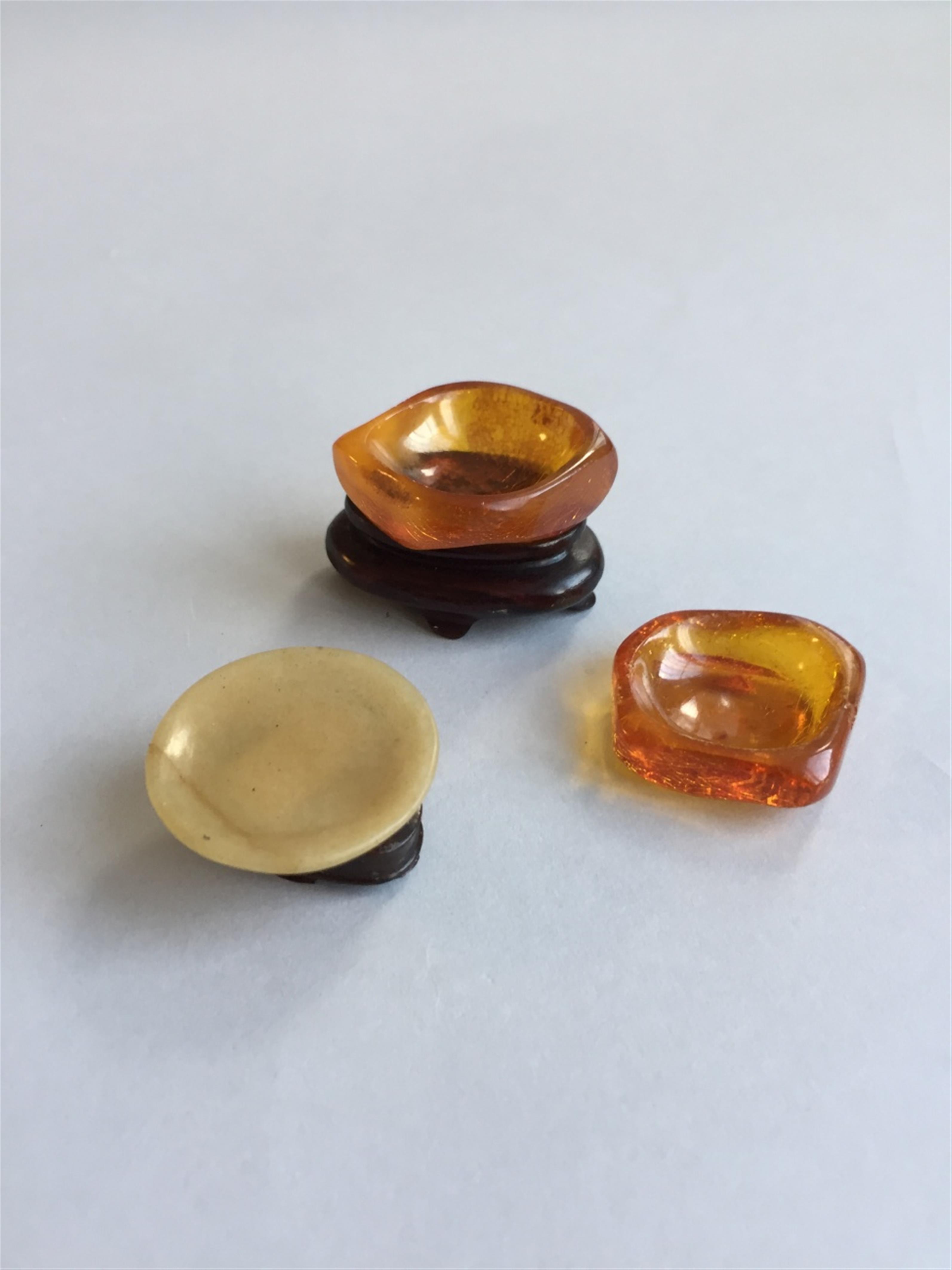 Three snuff dishes of amber and jade - image-1