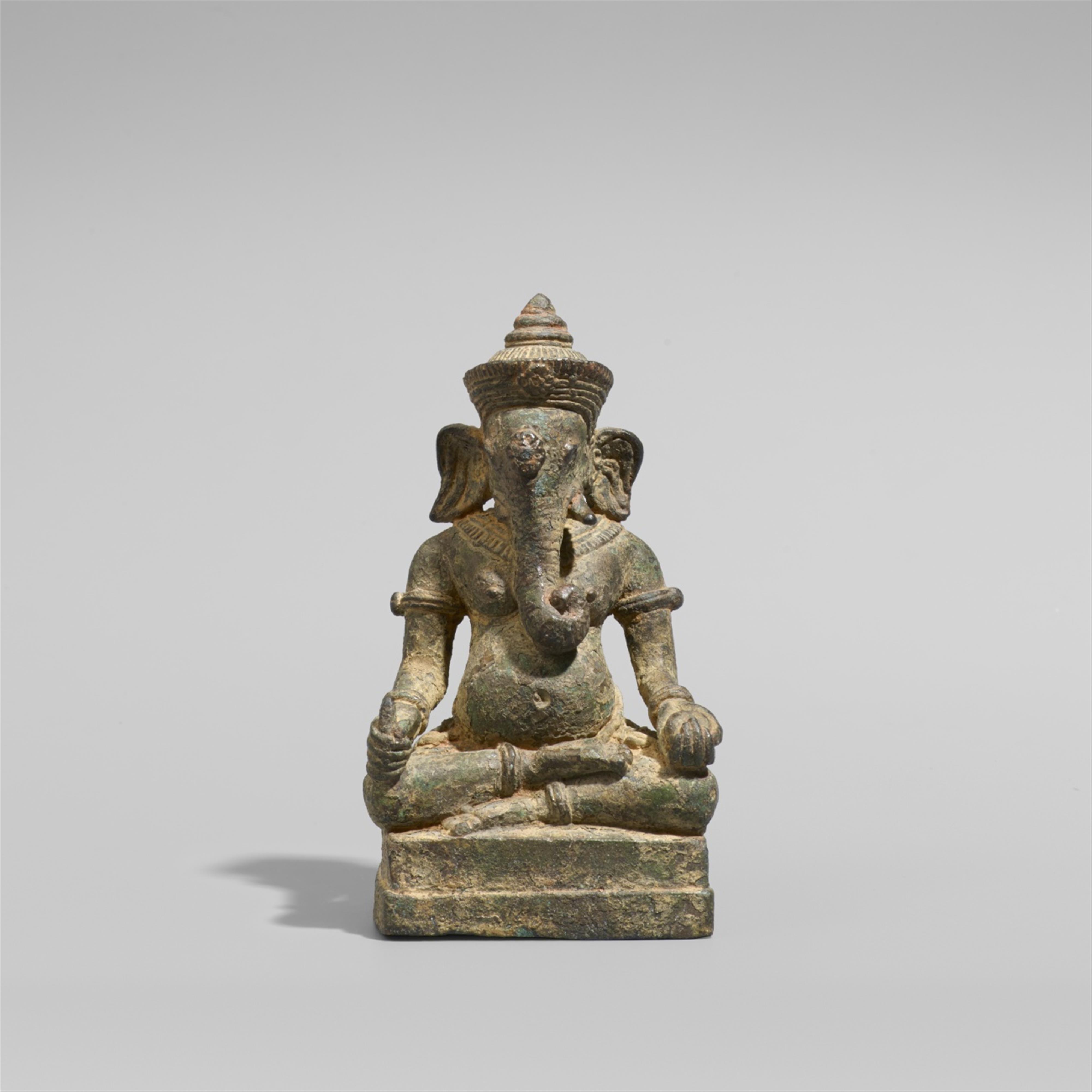 Figur eines sitzenden Ganesha. Bronze. Kambodscha. Im Stil des 12./13. Jh. - image-1