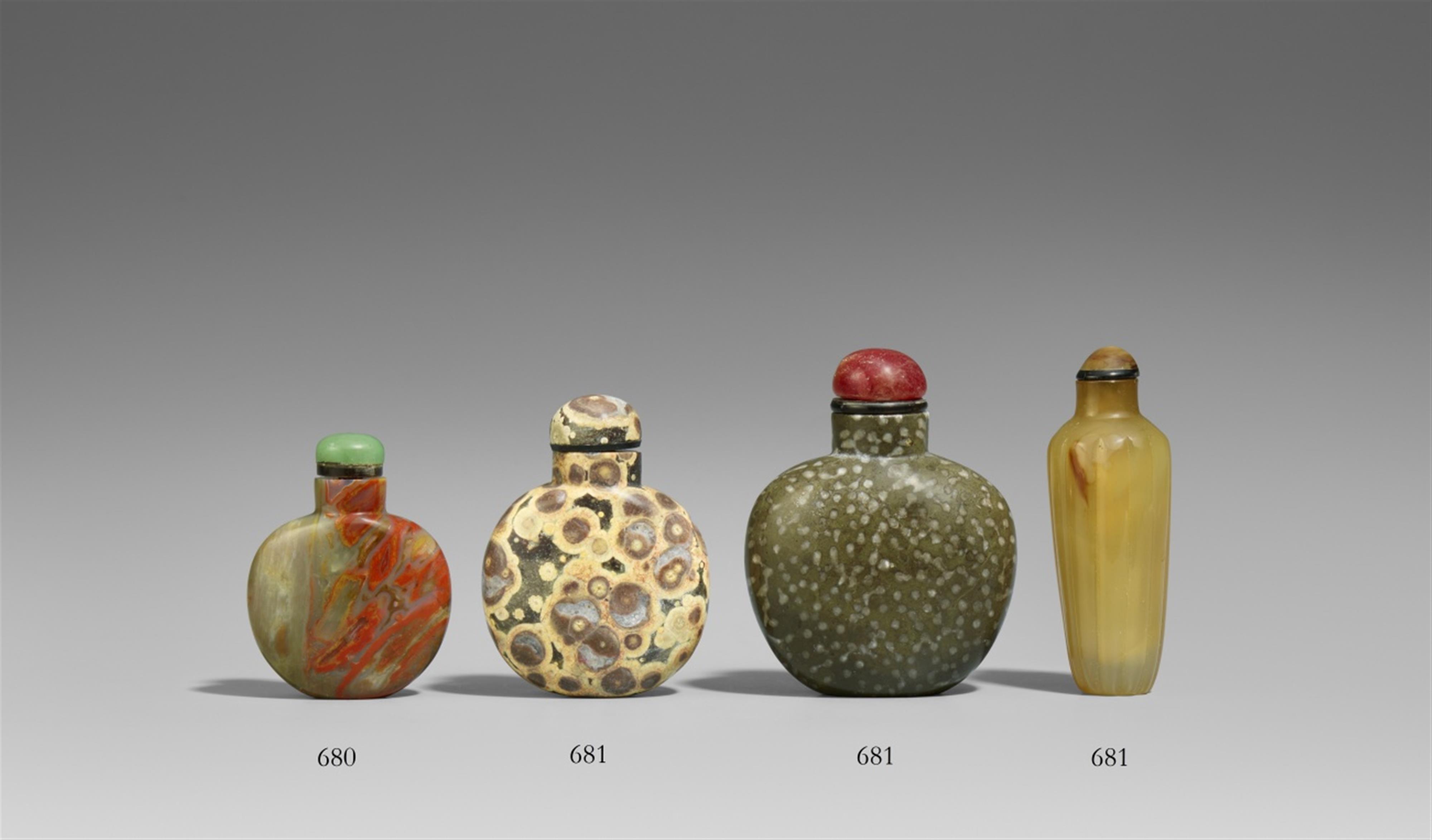 Three stone snuff bottles. 19th/20th century - image-1