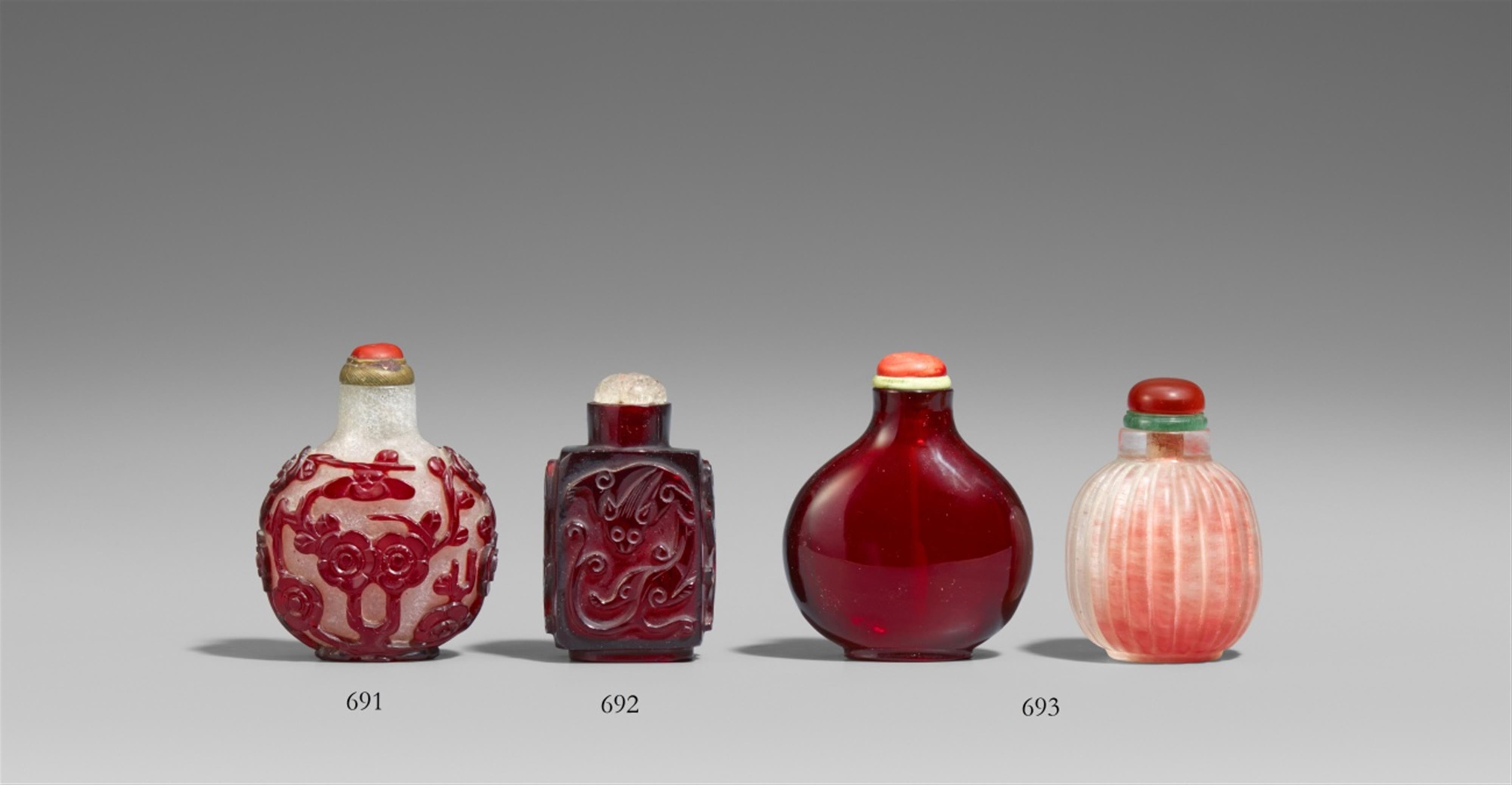 A glass overlay snuff bottle. 18th/19th century - image-1