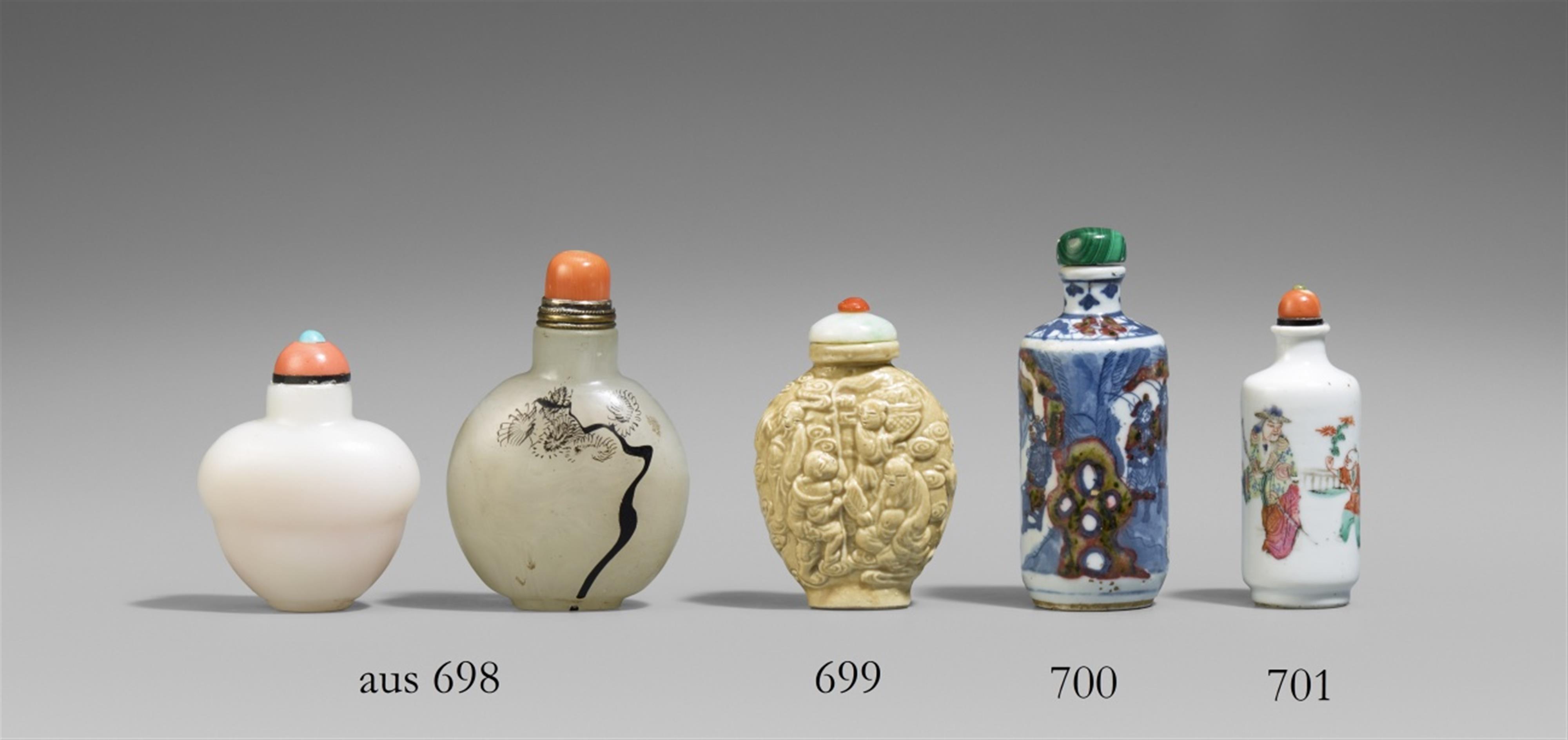 A biscuit porcelain snuff bottle. 19th century - image-1