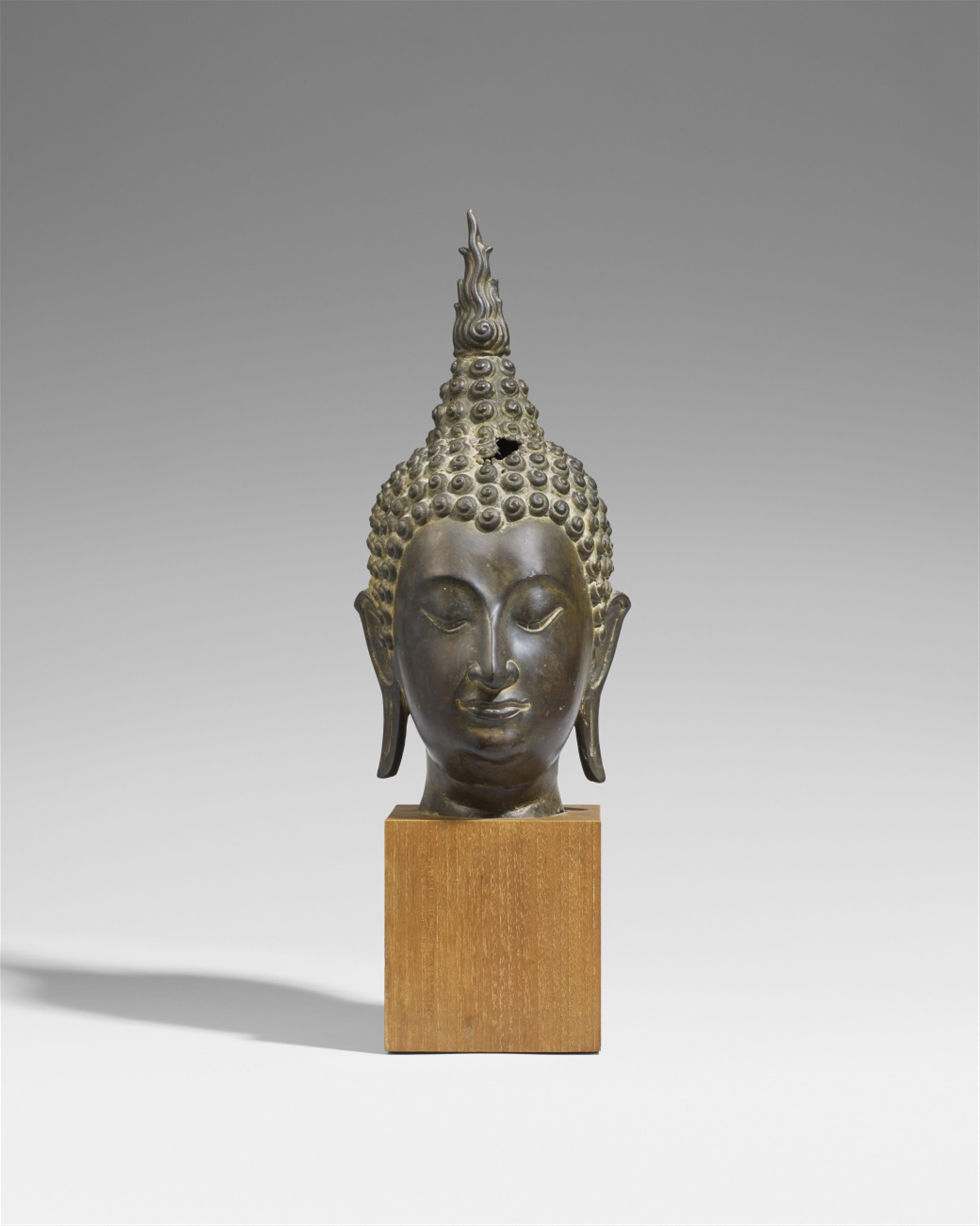 A large Sukhothai bronze head of a Buddha. 14th century or later - image-1