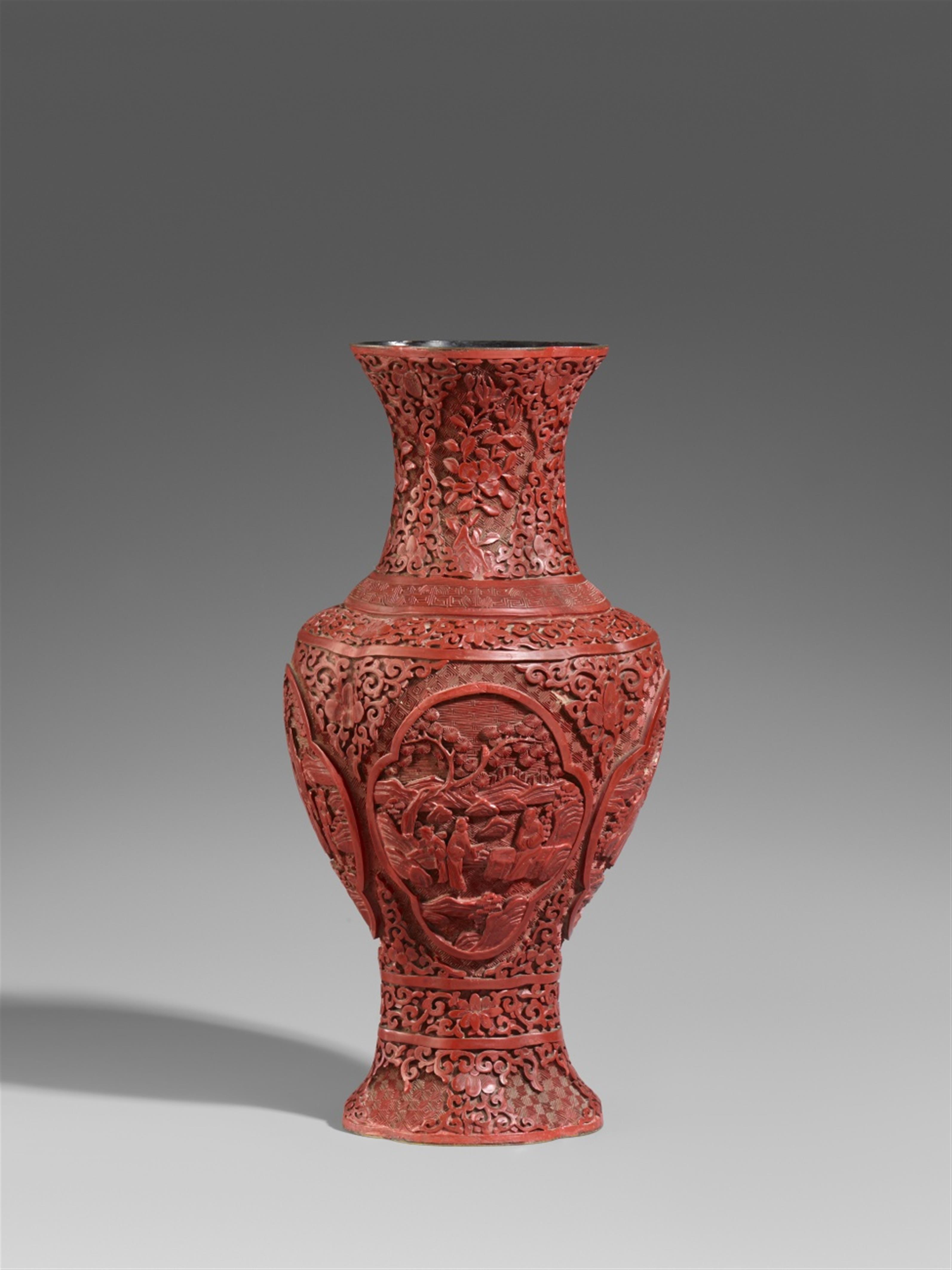 A carved red lacquer vase. 19th century - image-1