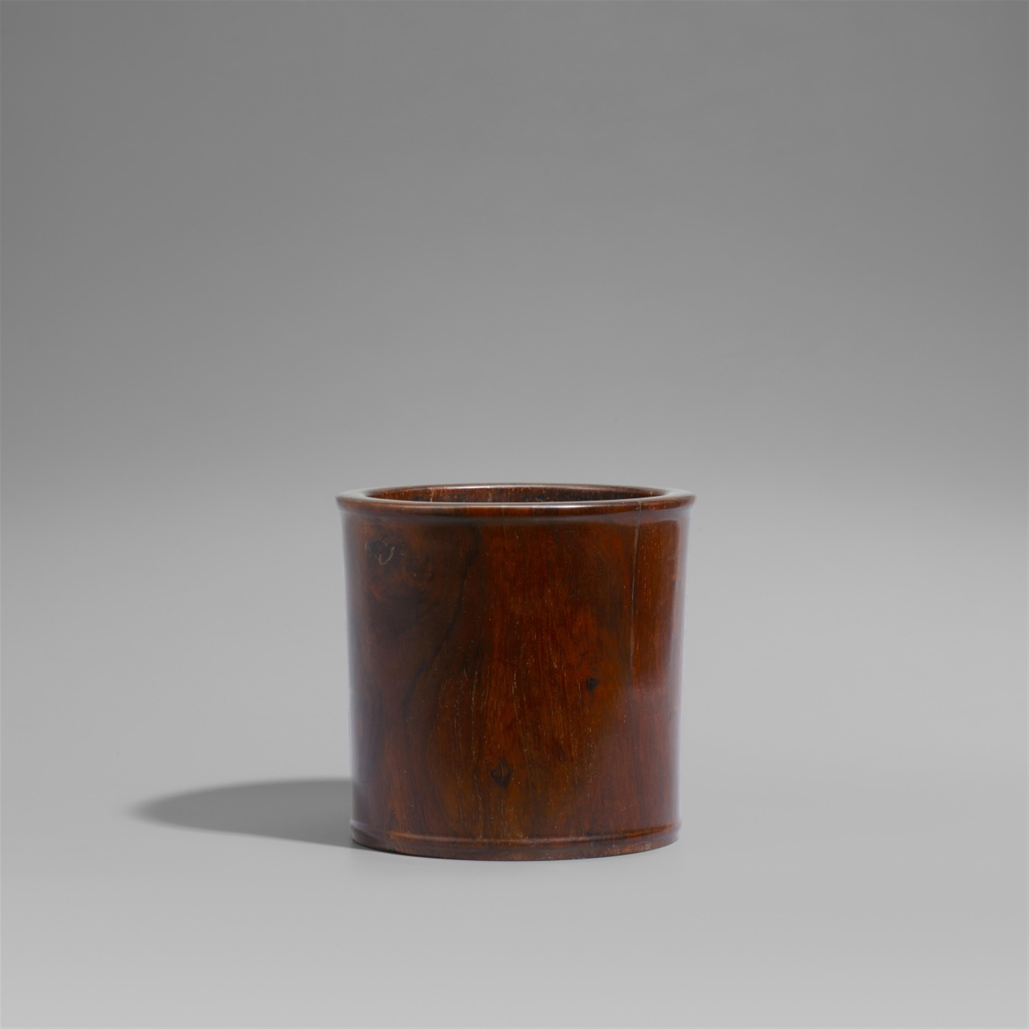 A large huanghuali wood brushpot. Qing dynasty - image-1